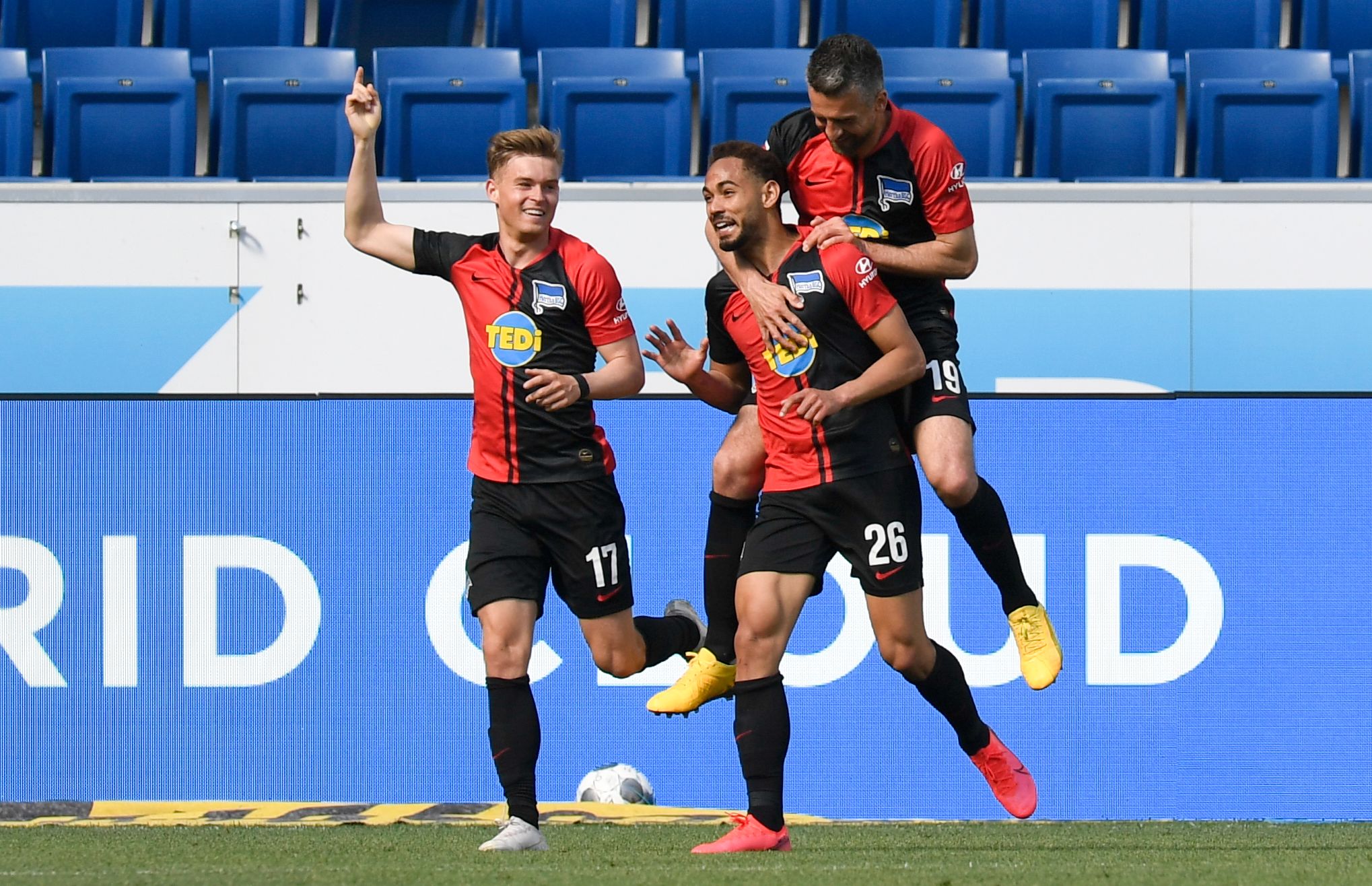 Para pemain Hertha Berlin melakukan selebrasi usai mencetak gol ke gawang Hoffenheim, Sabtu (16/5).