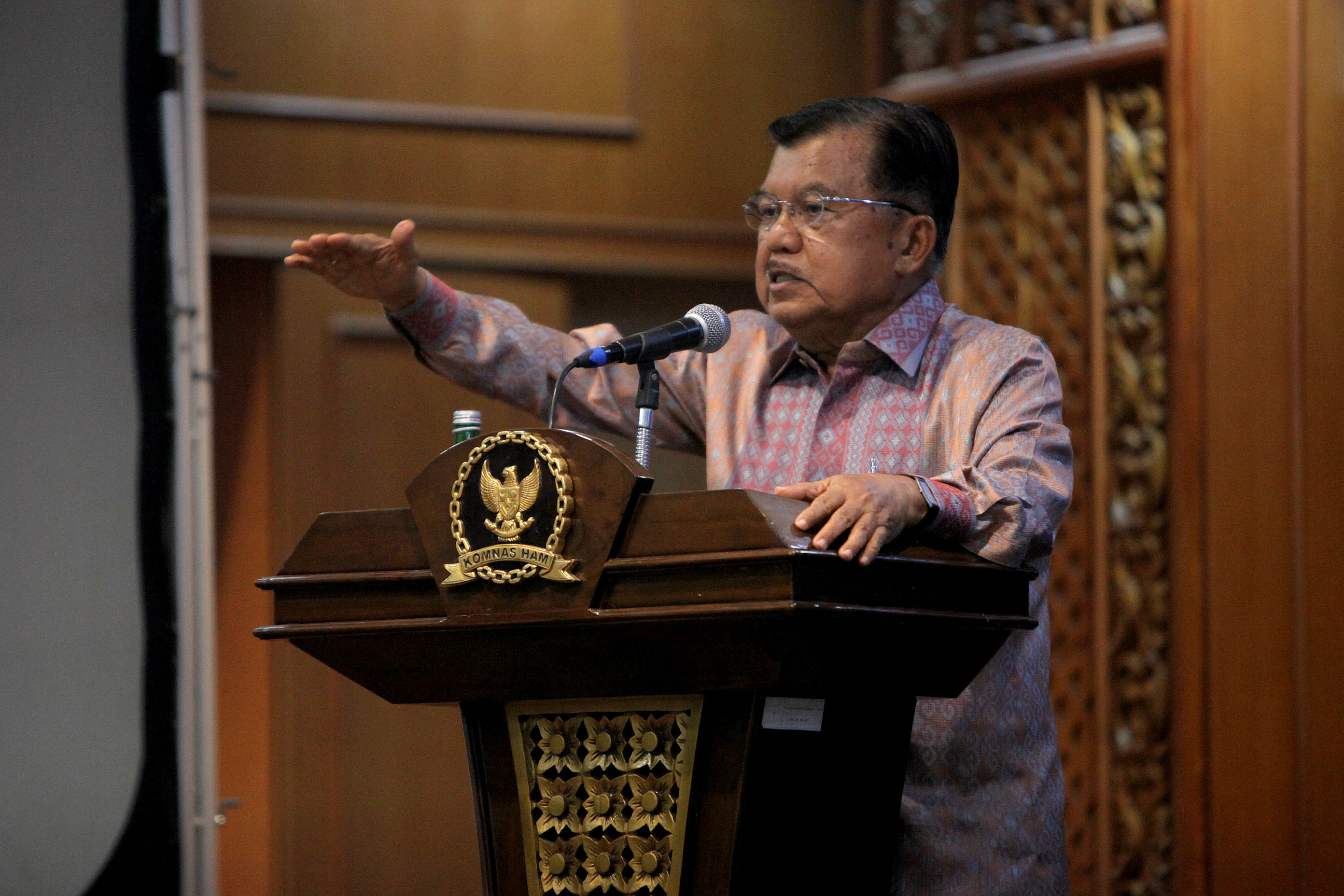 Jusuf Kalla menyampaikan pandangan dalam Semiloka Nasional Komnas HAM di Hotel Sultan, Jakarta.