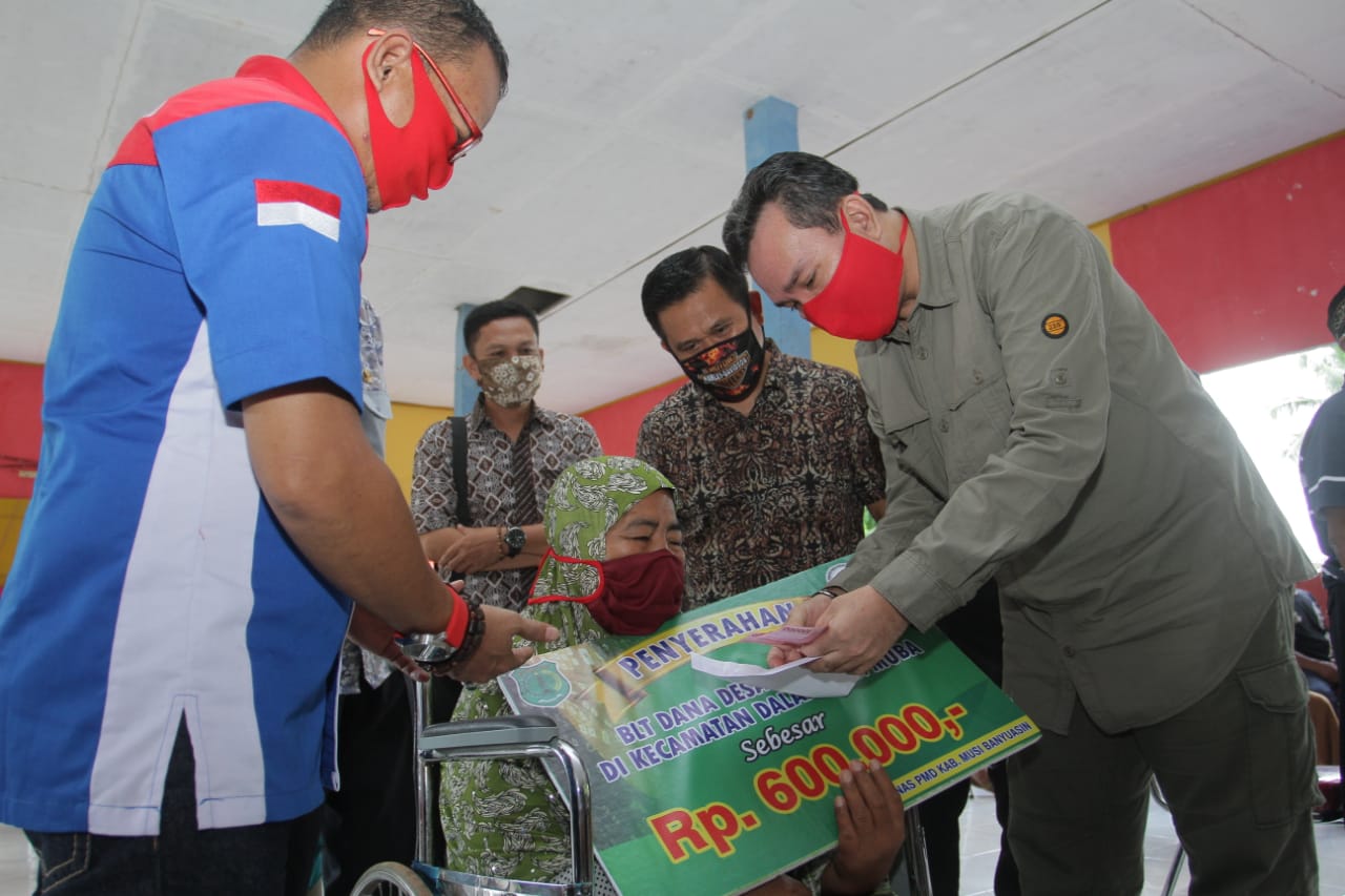 Wakil Bupati Musi Banyuasin Beni Hernedi menyerahkan BLT Dana Desa tahap II 2020, di Desa Teluk Kijing III Kecamatan Lais, Jumat (29/5).