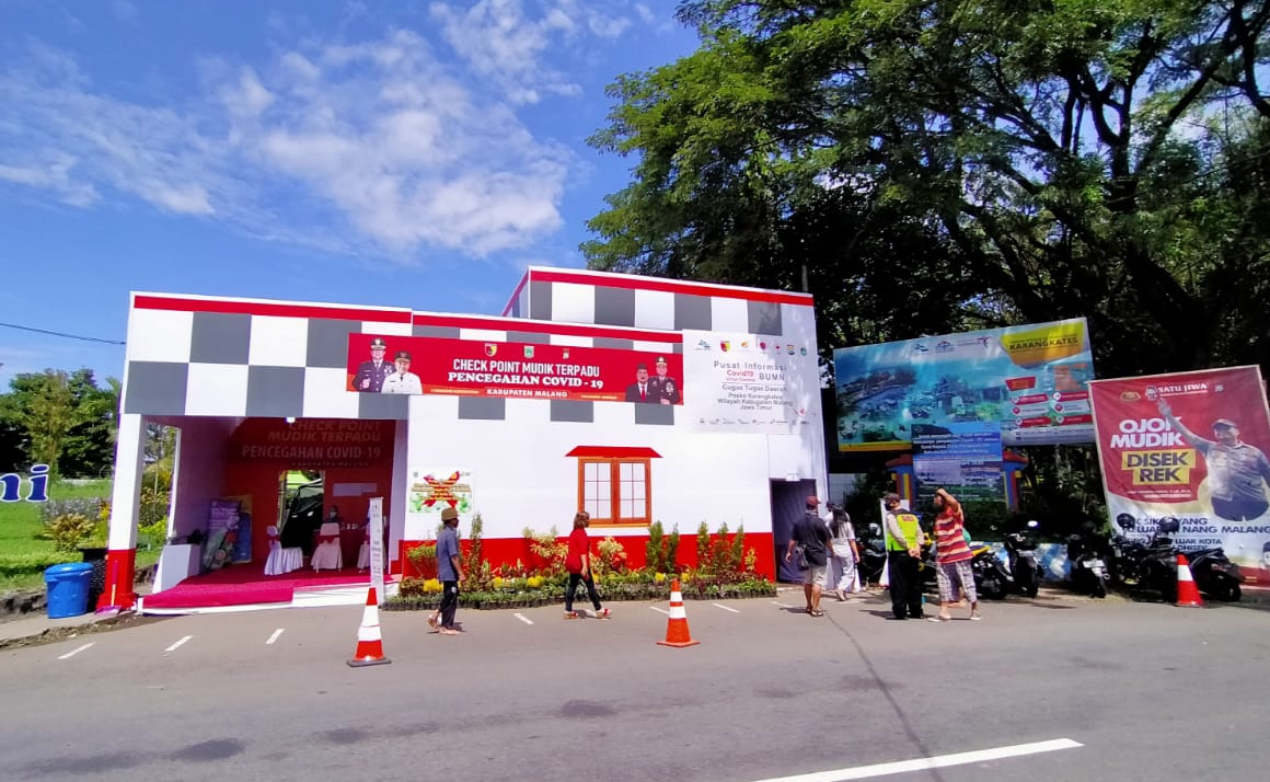  Pos check point Karangkates, Kecamatan Sumberpucung, Kabupaten Malang, Jawa Timur.