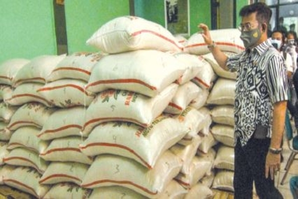 Menteri Pertanian Syahrul Yasin Limpo melihat pasokan beras saat mengunjungi ATM Pertanian Sikomandan beras gratis di Kodim 0508/Depok