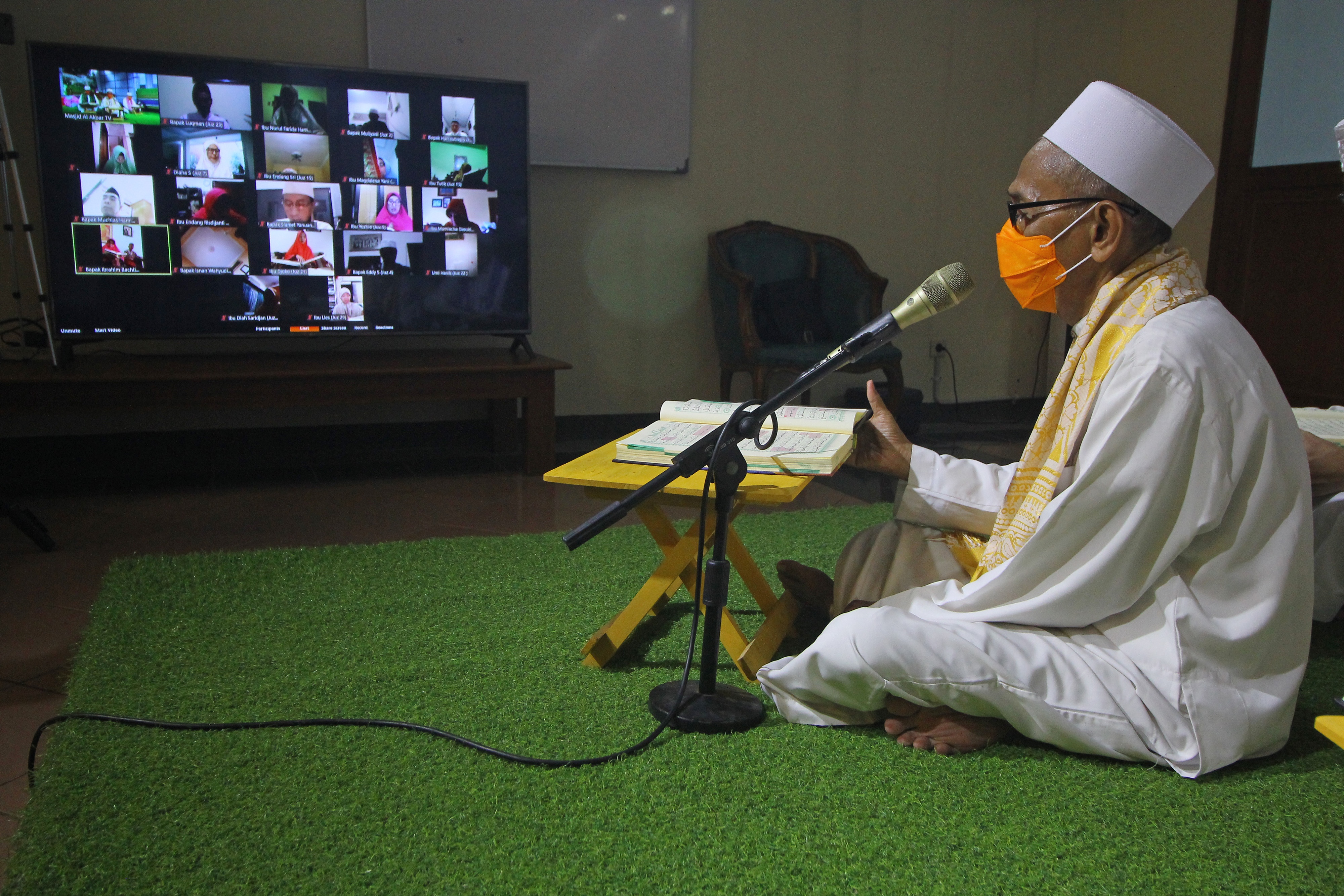  Peserta membaca Al Quran saat mengikuti khataman secara daring di Surabaya, Jawa Timur.