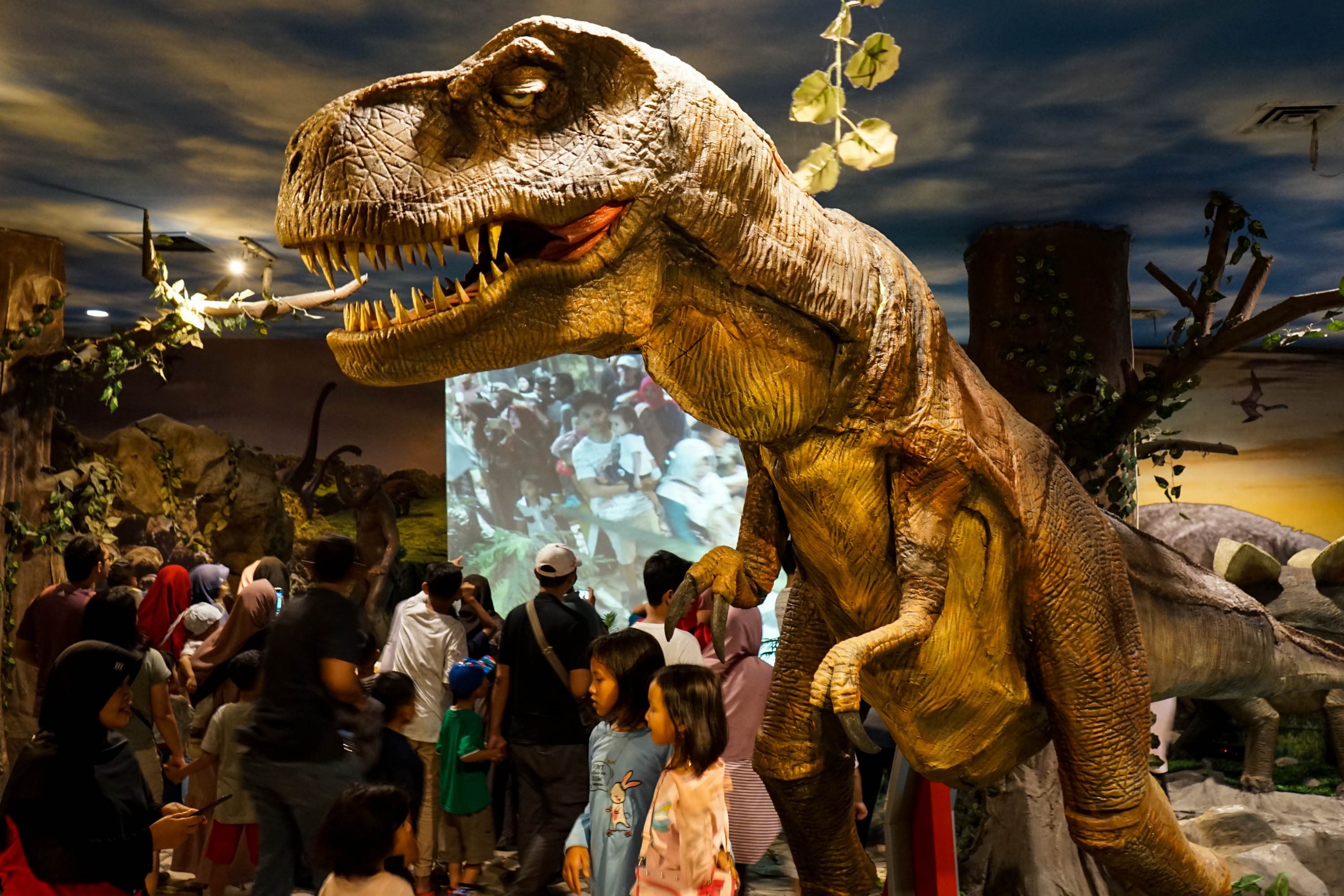Pegunjung berada di wahana edukasi purbakala saat berkunjung di Taman Pintar Yogyakarta, Jumat (7/6/2019)