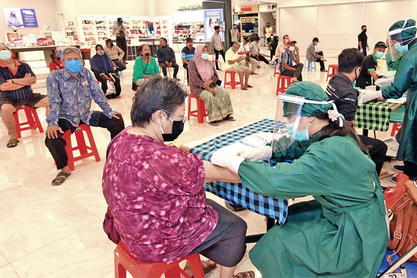 RAPID TEST DI MAL: Petugas melakukan pemeriksaan cepat covid-19 (rapid test) kepada karyawan di salah satu mal di Banyuwangi, Jawa Timur, 