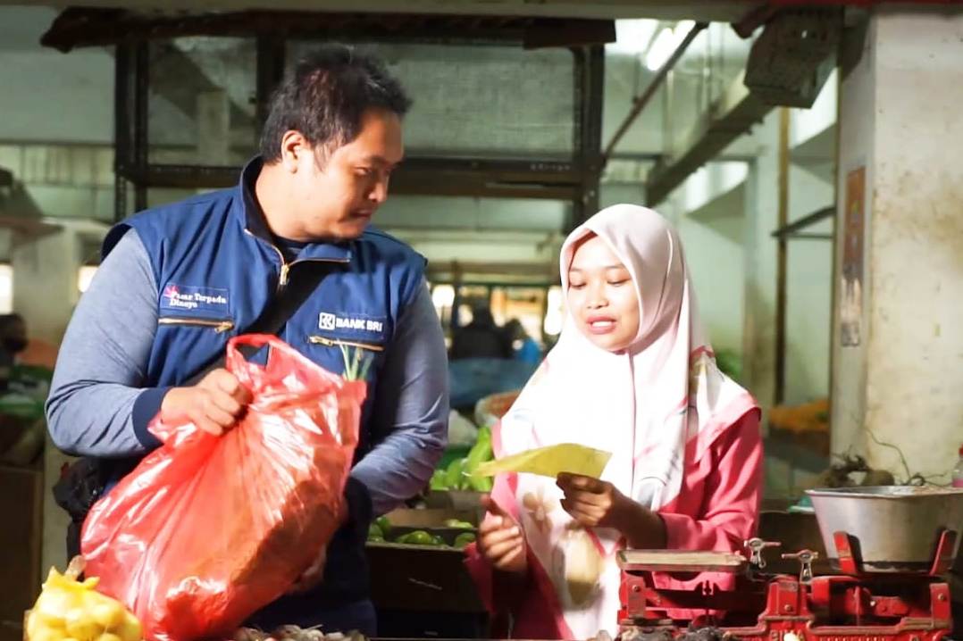 Kurir dan pedagang di Pasar Dinoyo, Malang. 