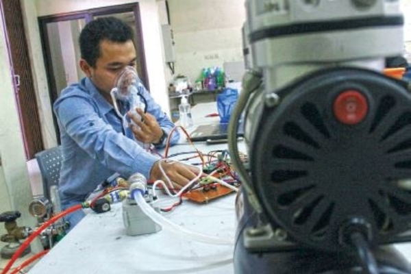 Pengajar menunjukkan cara kerja prototipe ventilator hasil inovasinya di Laboratorium Universitas Brawijaya (UB) Tech, Malang, Kamis (30/4).