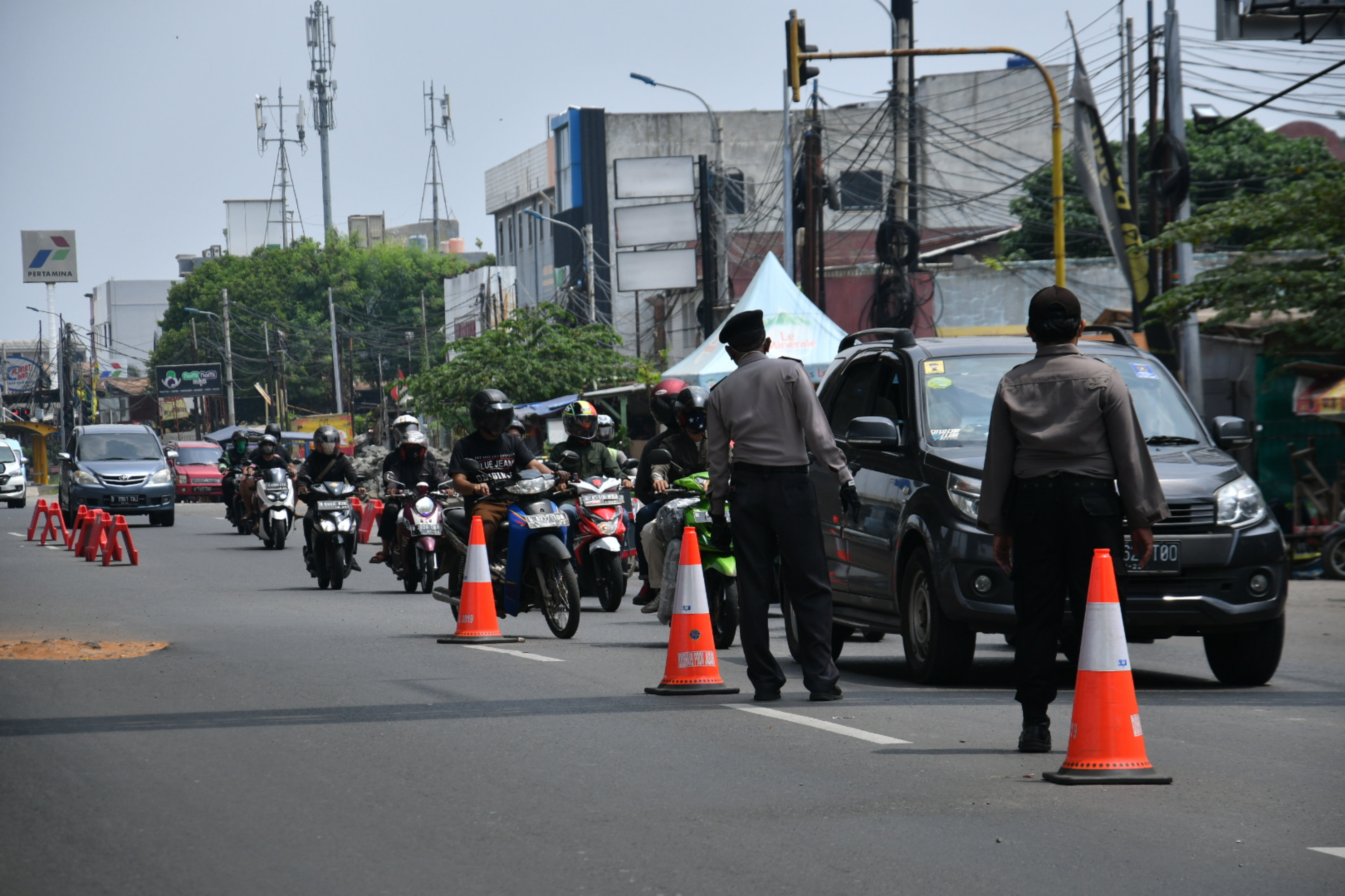 Polisi menyekat pemudik di perbatasan DKI Jakarta-Bekasi terkait larangan mudik 2020 karena wabah korona.