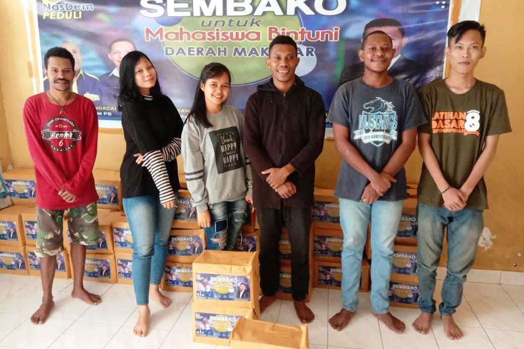 Mahasiswa Bintuni Papua Barat terima bantuan sembako dari Partai NasDem.