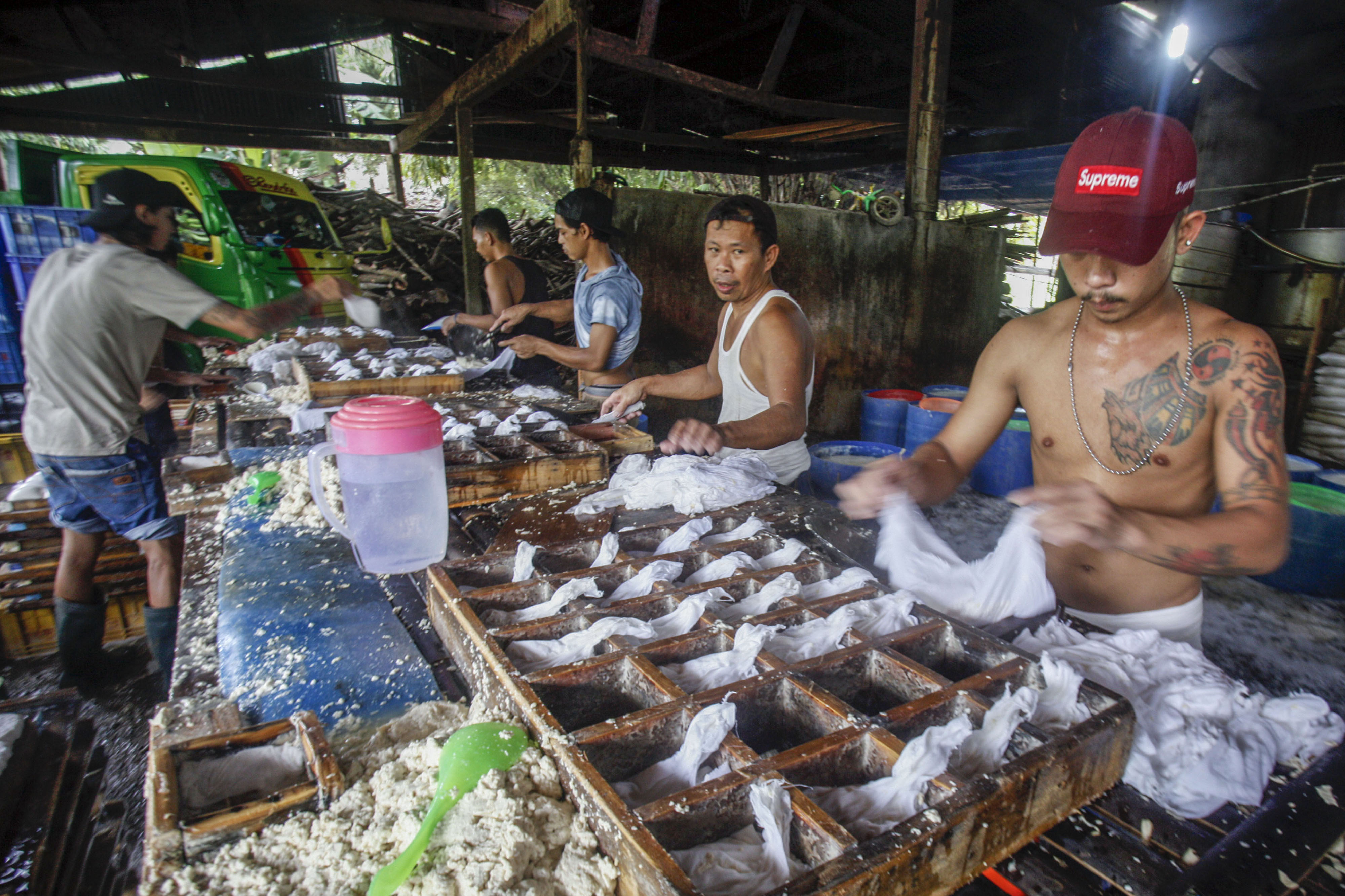 Sejumlah pekerja menyelesaikan pembuatan tahu putih di Cibinong, Bogor, Jawa Barat, Selasa (19/5).