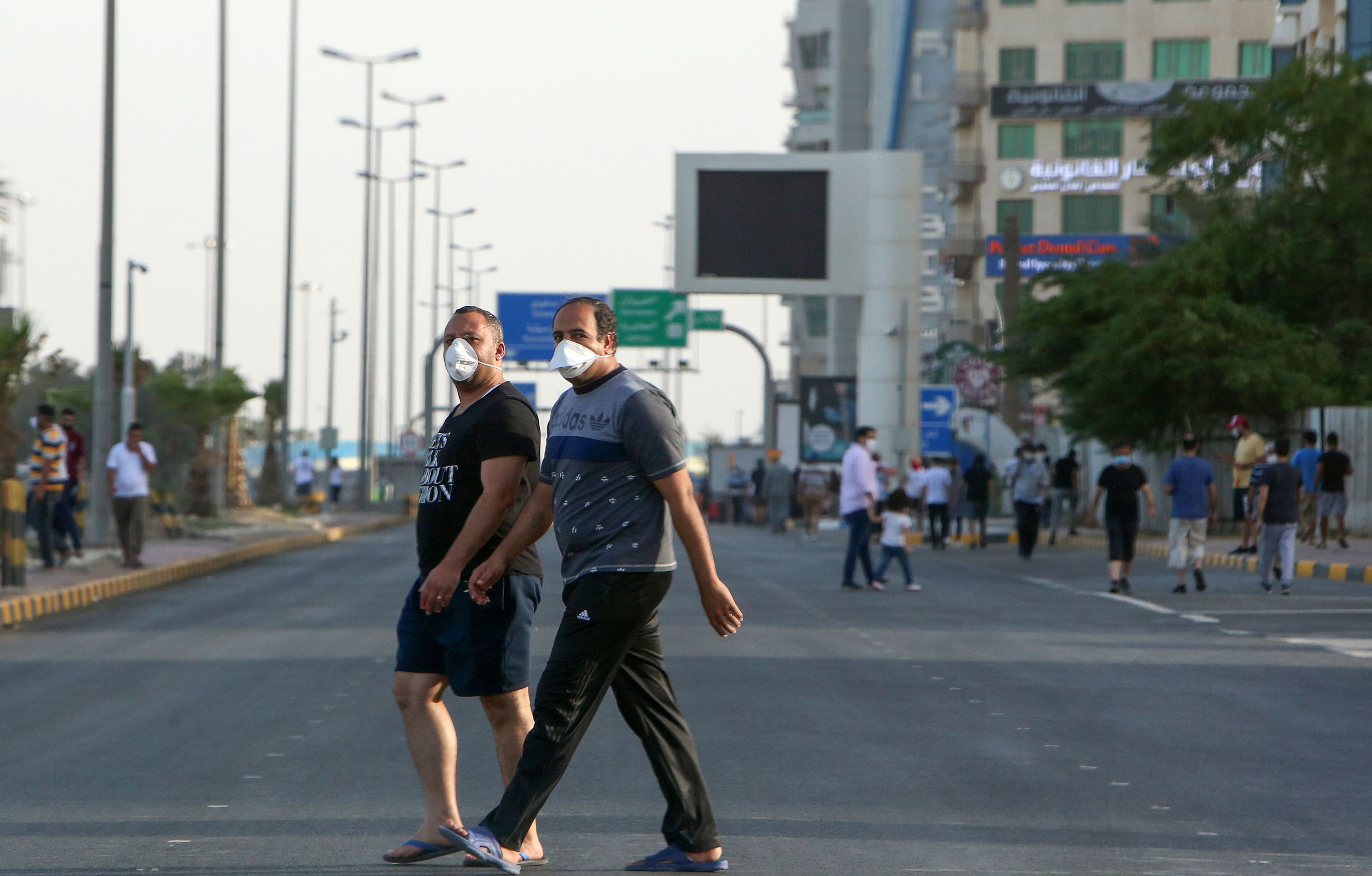 Warga Kuwait mengenakan masker penutup mulut