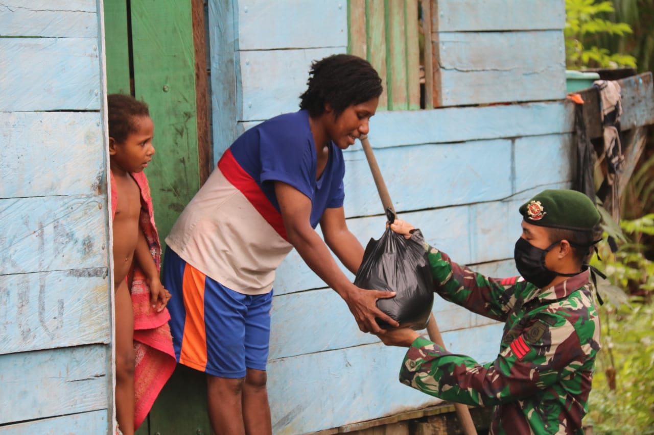 Satgas Pamtas RI- Papua Nugini (PNG) membagikan paket sembako ke warga Kampung Bupul, Distrik Eligobel, Papua.