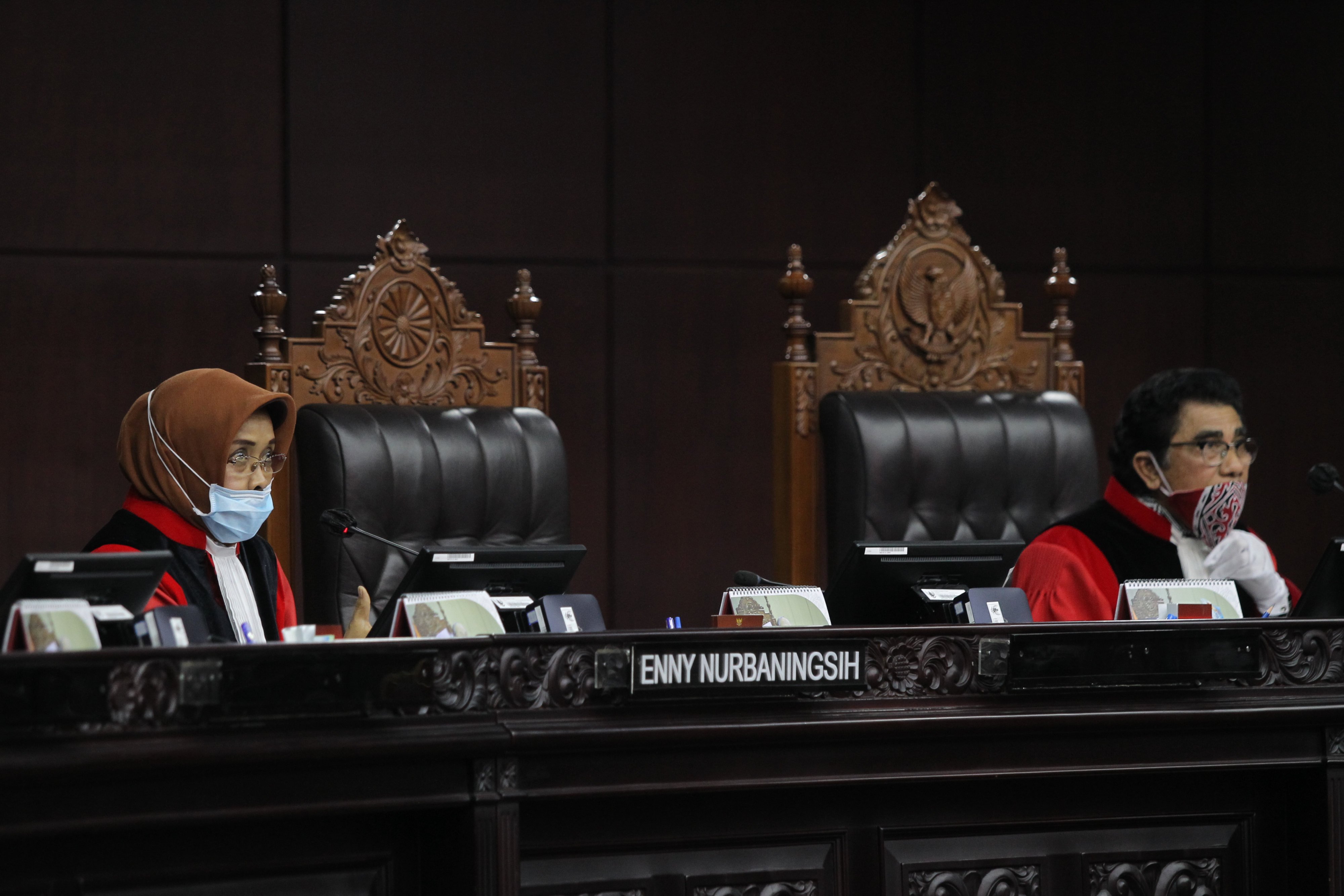 Hakim Konstitusi Enny Nurbaningsih (kiri) bersama dengan Hakim Konstitusi Manahan MP Sitompul (kanan) selaku ketua sidang panel.