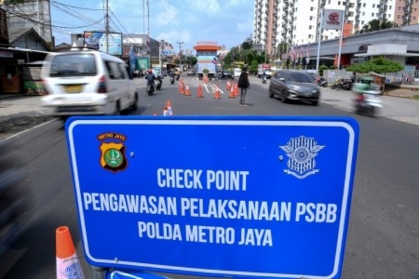 Pelang tanda check point pengawasan pelaksanaan PSBB ditempatkan di Jalan Ciledug Raya, Jakarta, Kamis, 23 April 2020. 