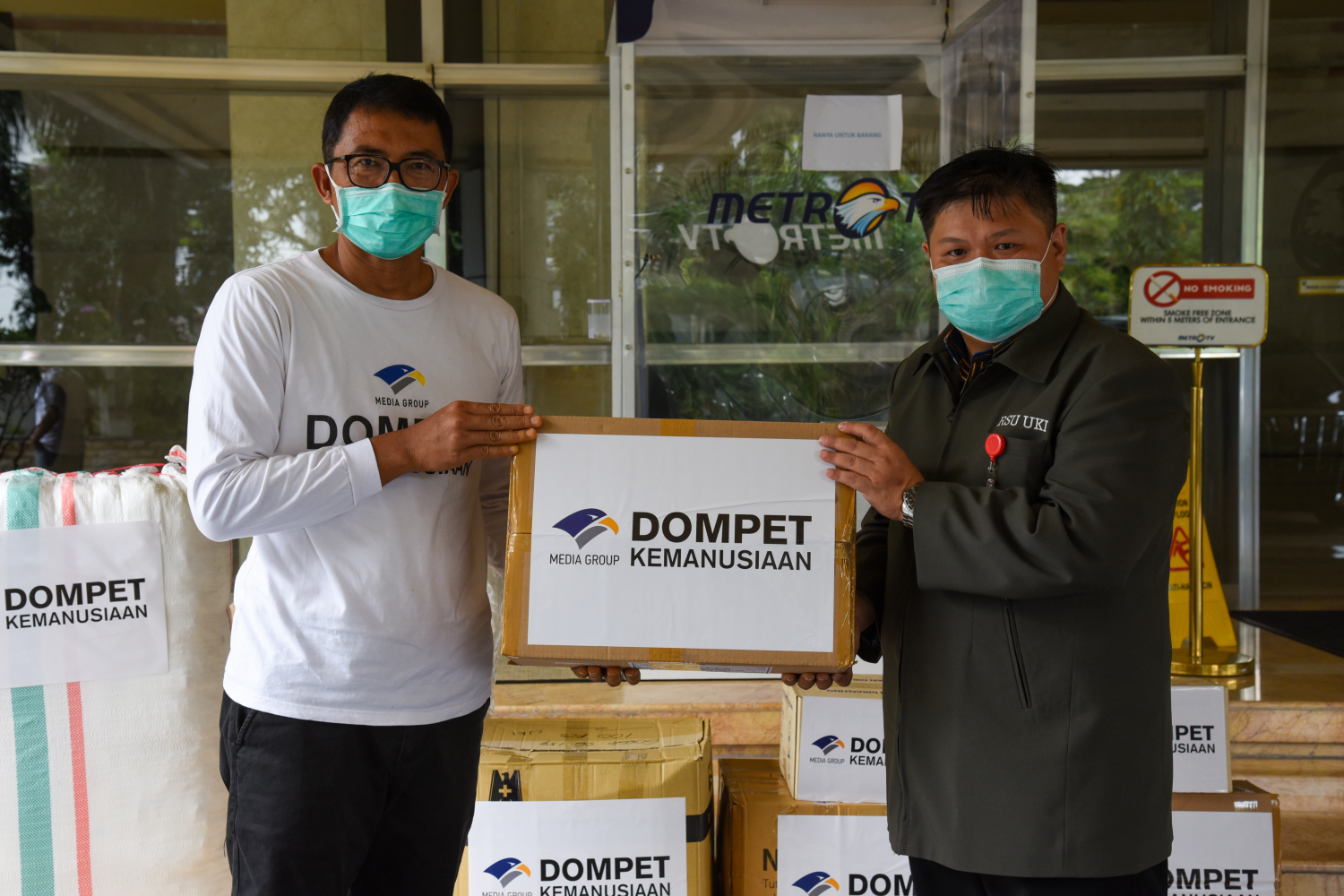 Ketua Yayasan Media Group Ali Sadikin (kiri) memberikan bantuan APD dari Partai NasDem kepada Direktur Utama RS UKI dr Setiawan.