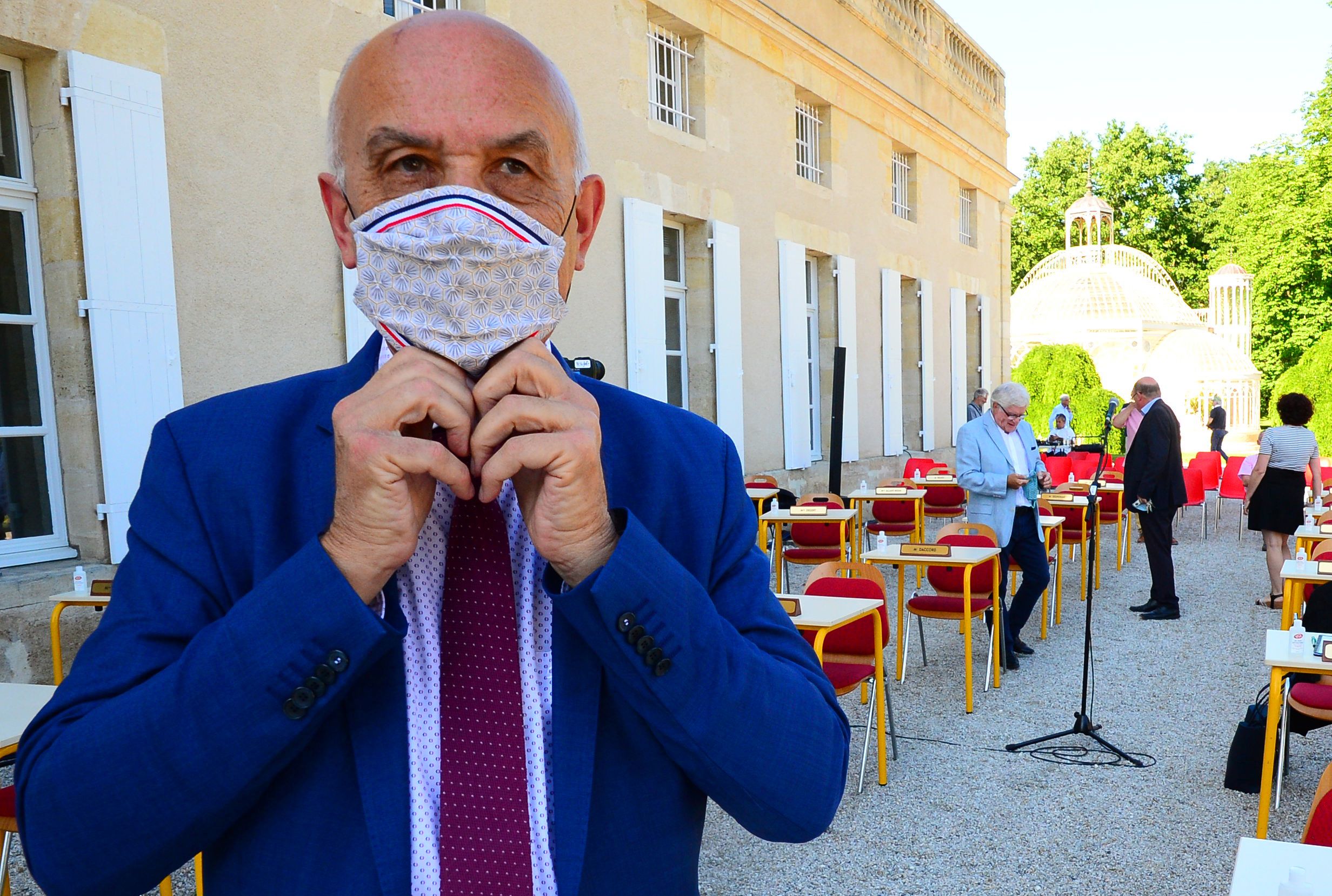 Wali Kota Gradignan Michel Labardin memakai masker saat akan menghadiri pertemuan dewan kota di Parc Laurenzanne, Bordeaux, Prancis.