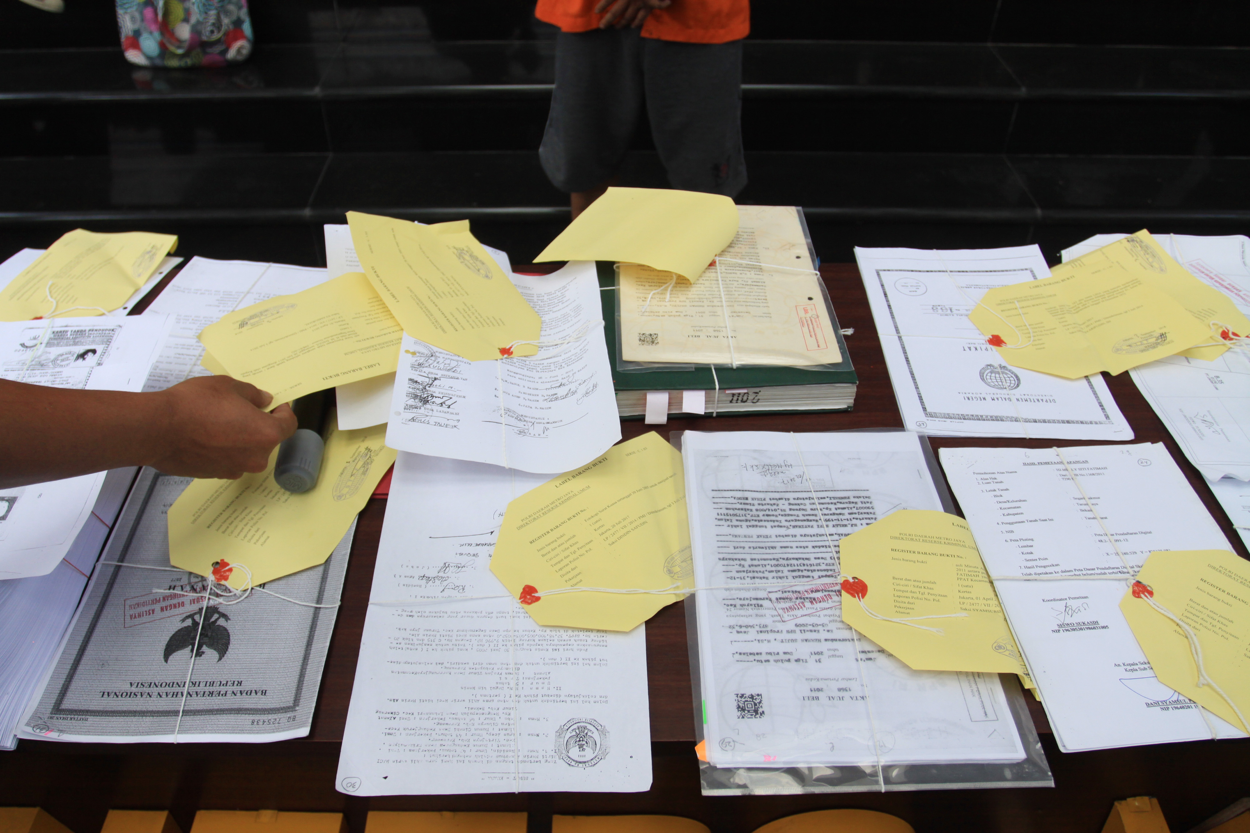  Barang bukti dokumen kasus mafia tanah yang menggunakan surat palsu di Jakarta Timur dan Bekasi (ilustrasi)