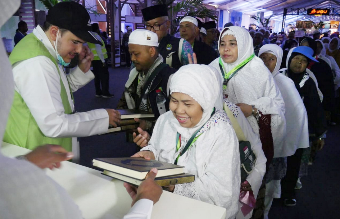 Ilustrasi - Jemaah Haji Indonesia antre menerima Alquran dari Pemerintah Arab Saudi