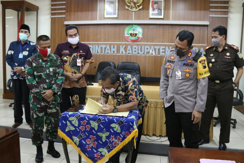 Bupati Blora Djoko Nugroho menandatangani penyerahan paket bantuan jaring pengaman sosial di Kantor Pemkab Blora, Jumat (15/5/2020).