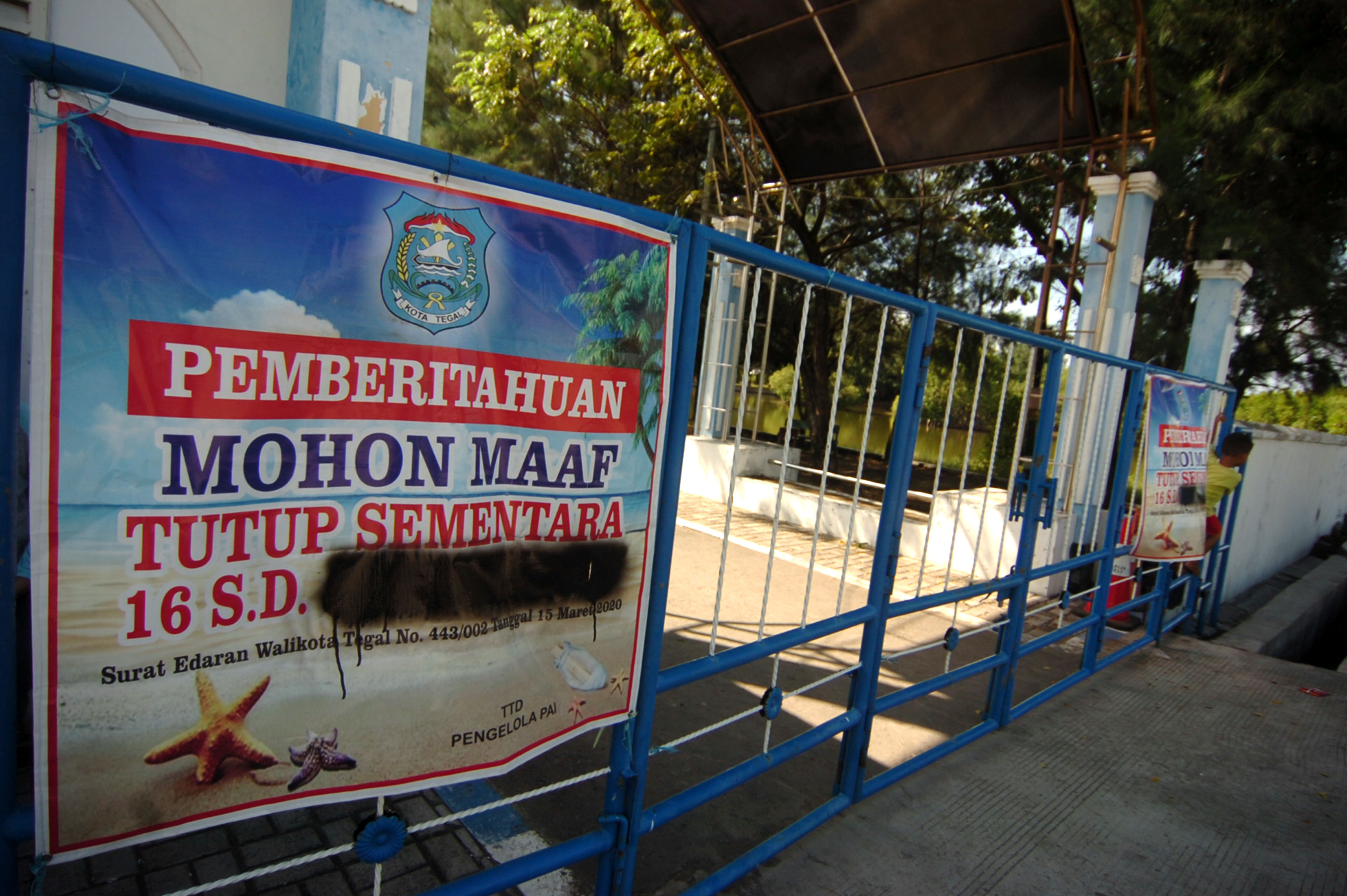  Seorang anak menerobos pagar pintu masuk objek wisata Pantai Alam Indah (PAI) di Tegal, Jawa Tengah, Rabu (27/5).