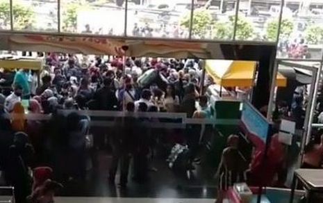 Warga menyerbu salah satu mal di Ciledug Kota Tangerang, Minggu (17/5/2020).
