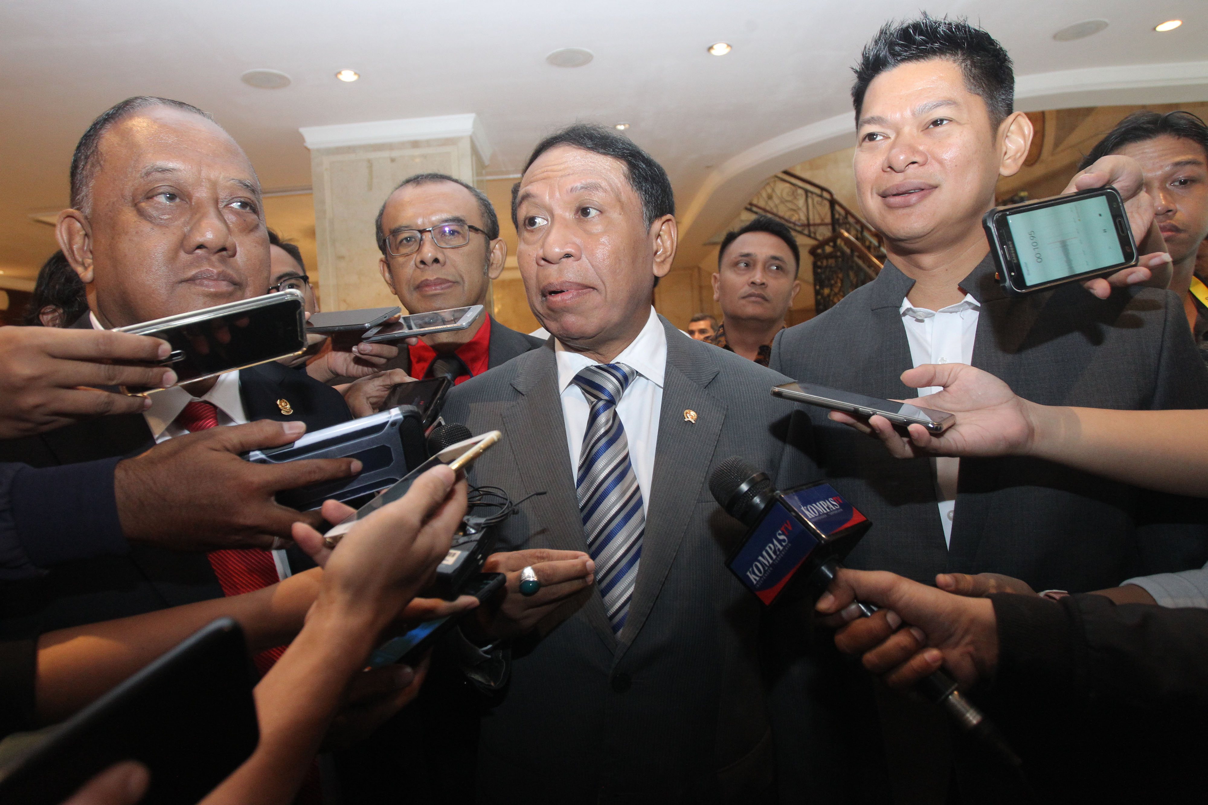 Menpora  Zainudin Amali  (tengah)