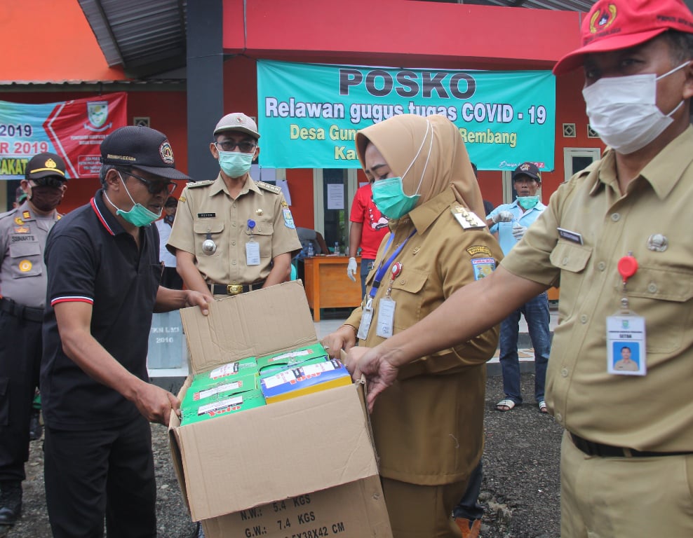 Bupati Purbalingga Dyah Hayuning Pratiwi (kedua dari kanan) bersama jajaran memberikan bantuan masker di  Dusun Bawahan, Purbalingga, Jateng