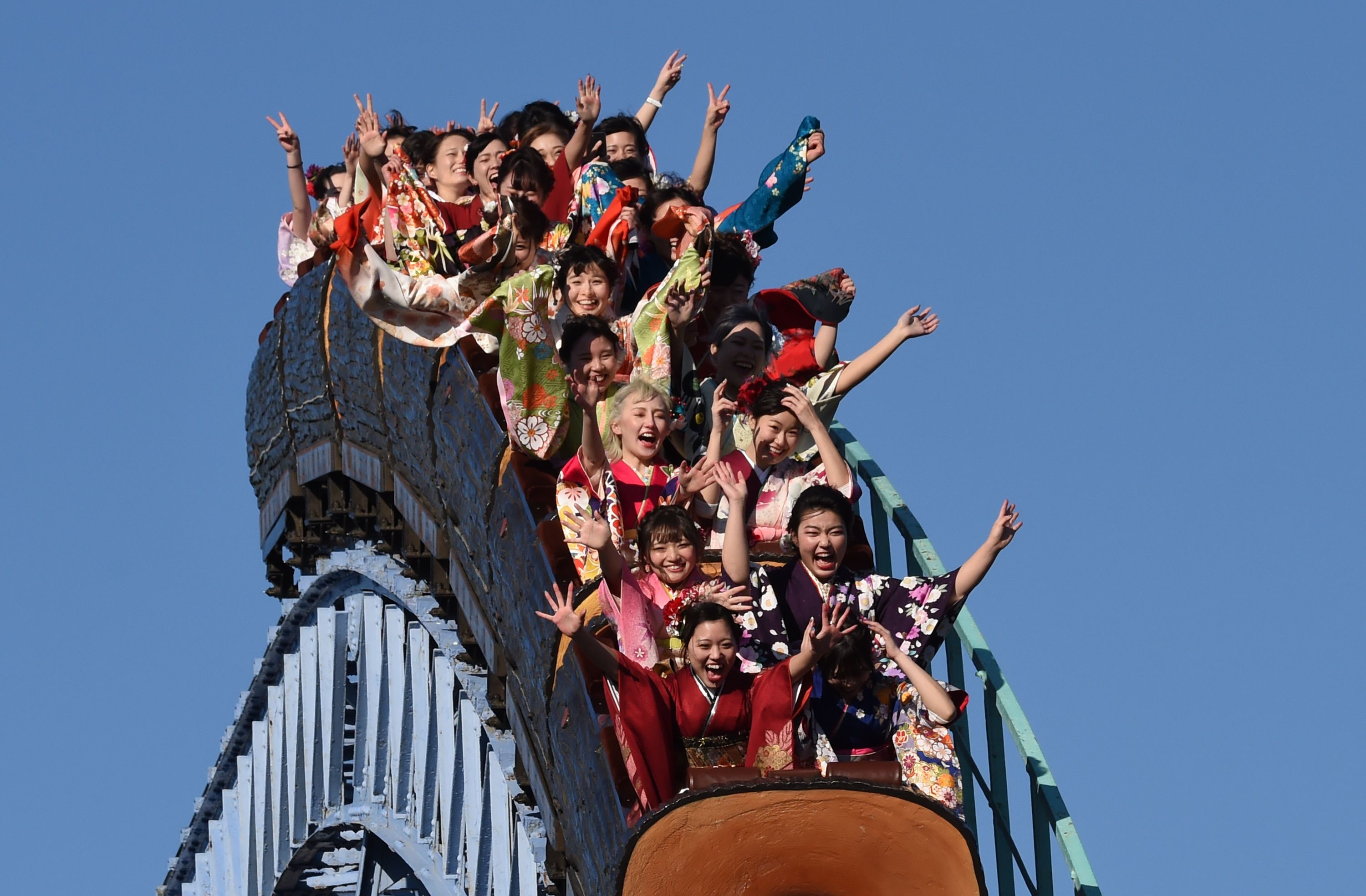 Wanita berbusaba kimono saat naik rollercoaster di taman hiburan Toshimaen di Tokyo