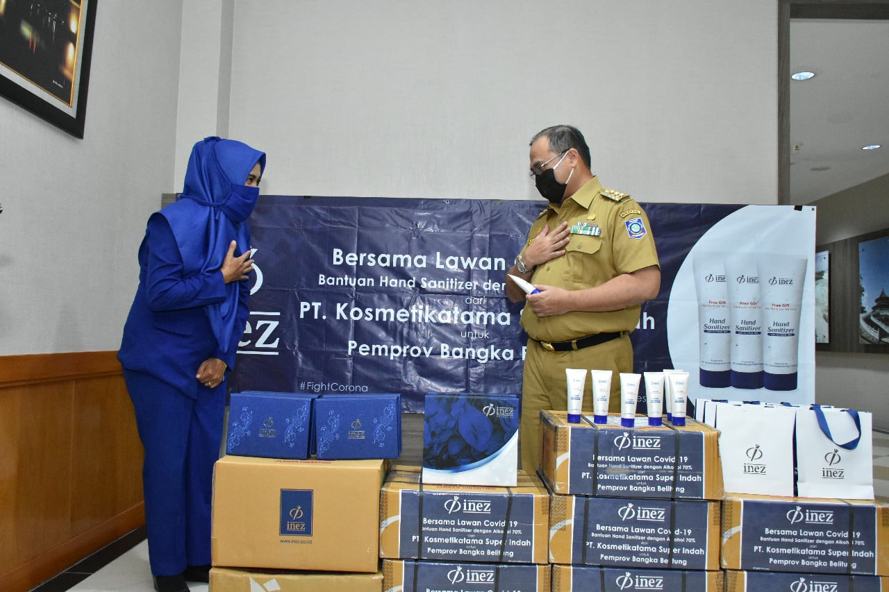 Gubernur Bangka Belitung, Erzaldi Rosman Djohan saat menerima bantuan 1000 hand sanitizer dari kosmetikatama, Selasa (5/5/2020).