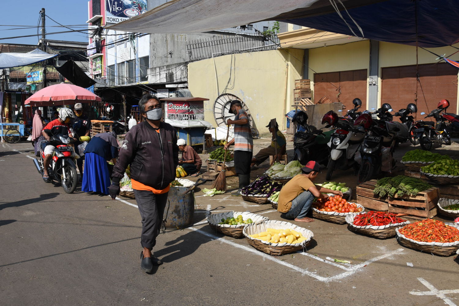 Lapak PKL diberikan cat tanda jaga jarak untuk penerapan physical distancing di Pasar Anyar, Kota Tangerang, Banten, Kamis (7/5).