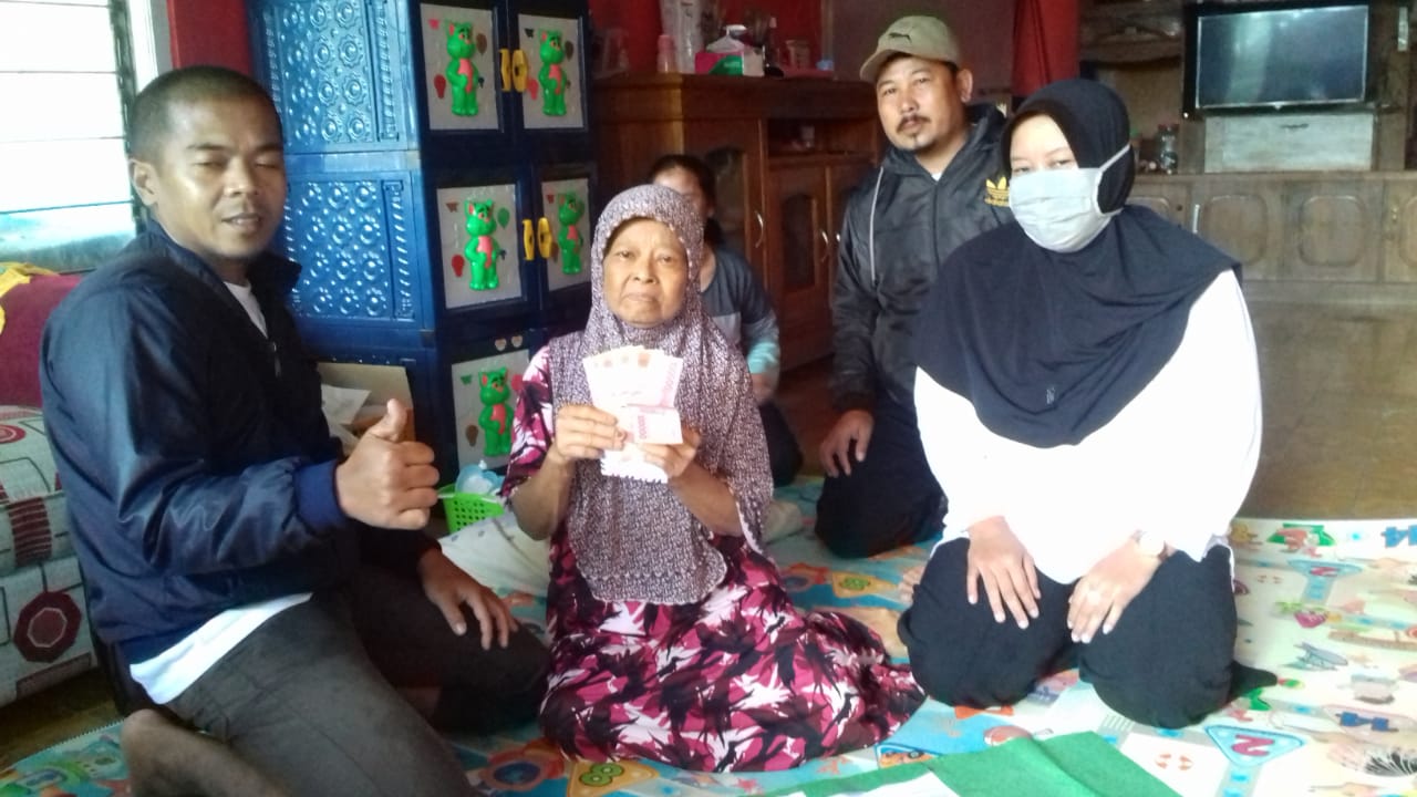 Warga di Kecamatan Wanayasa menerima bantuan BLT 