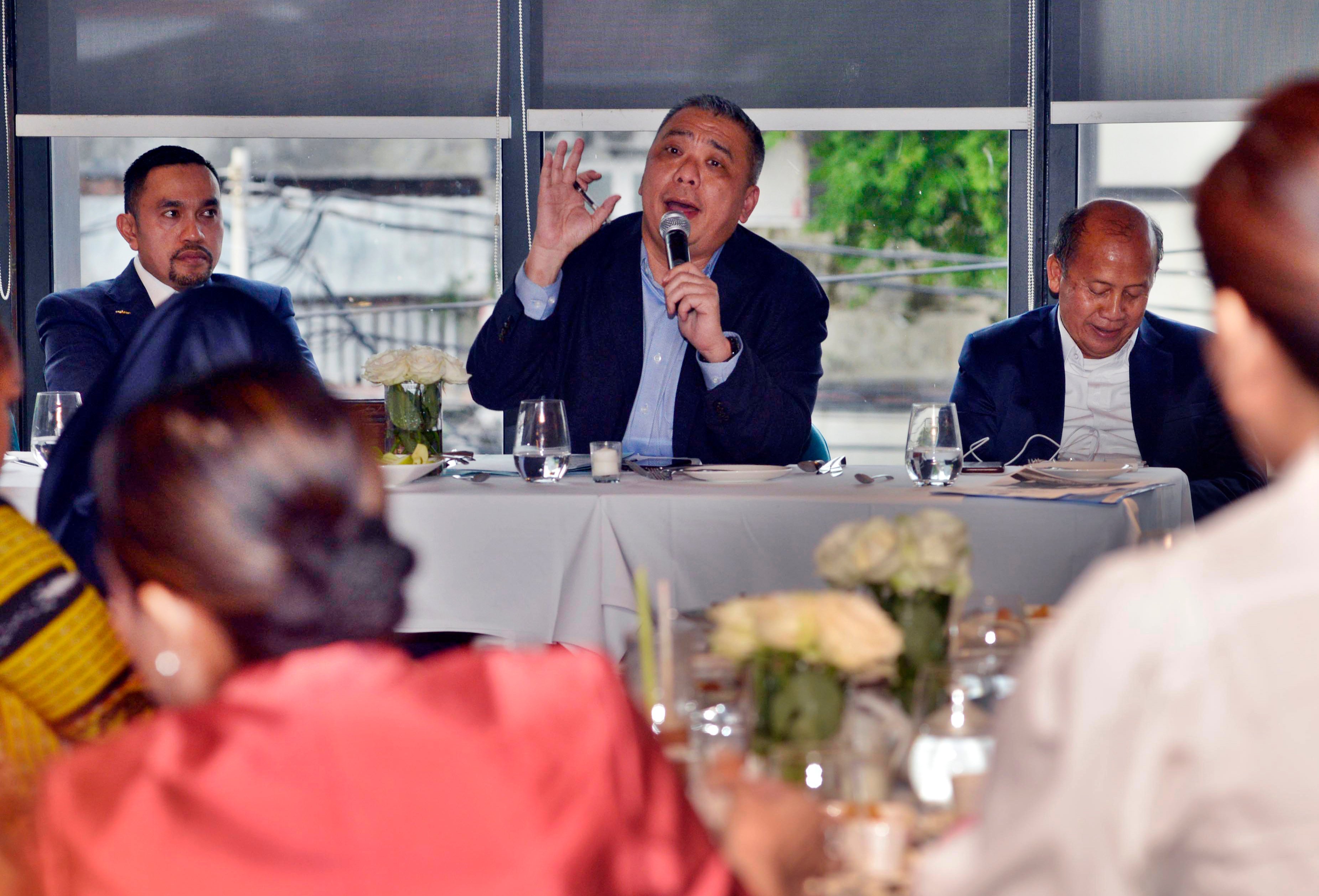 Ketua Fraksi NasDem DPR Ahmad Ali (tengah) 