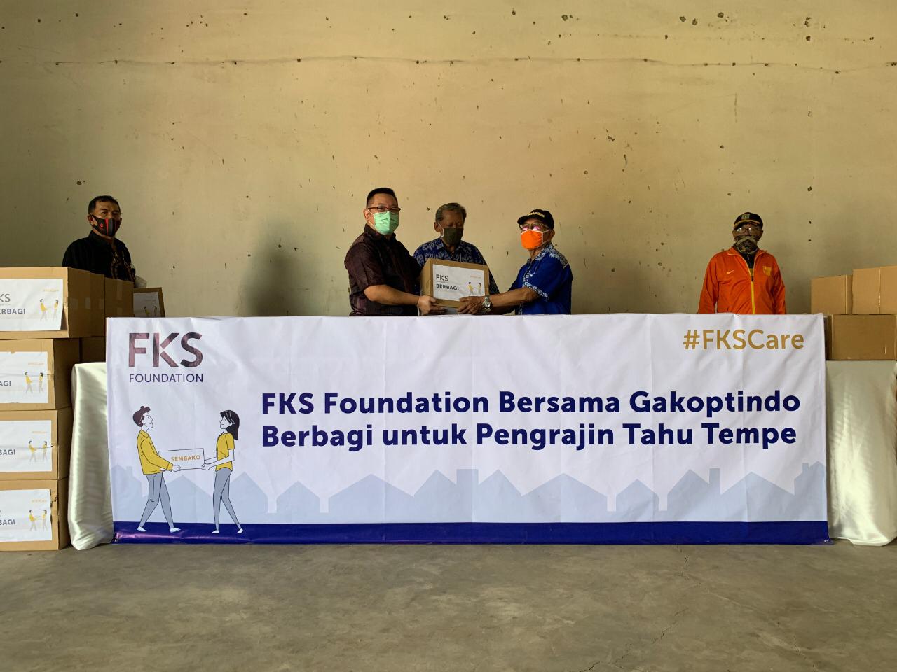 FKS Foundation turut berkontribusi dengan memberikan paket bantuan bahan pokok kepada Gabungan Koperasi Produsen Tempe Tahu Indonesia.