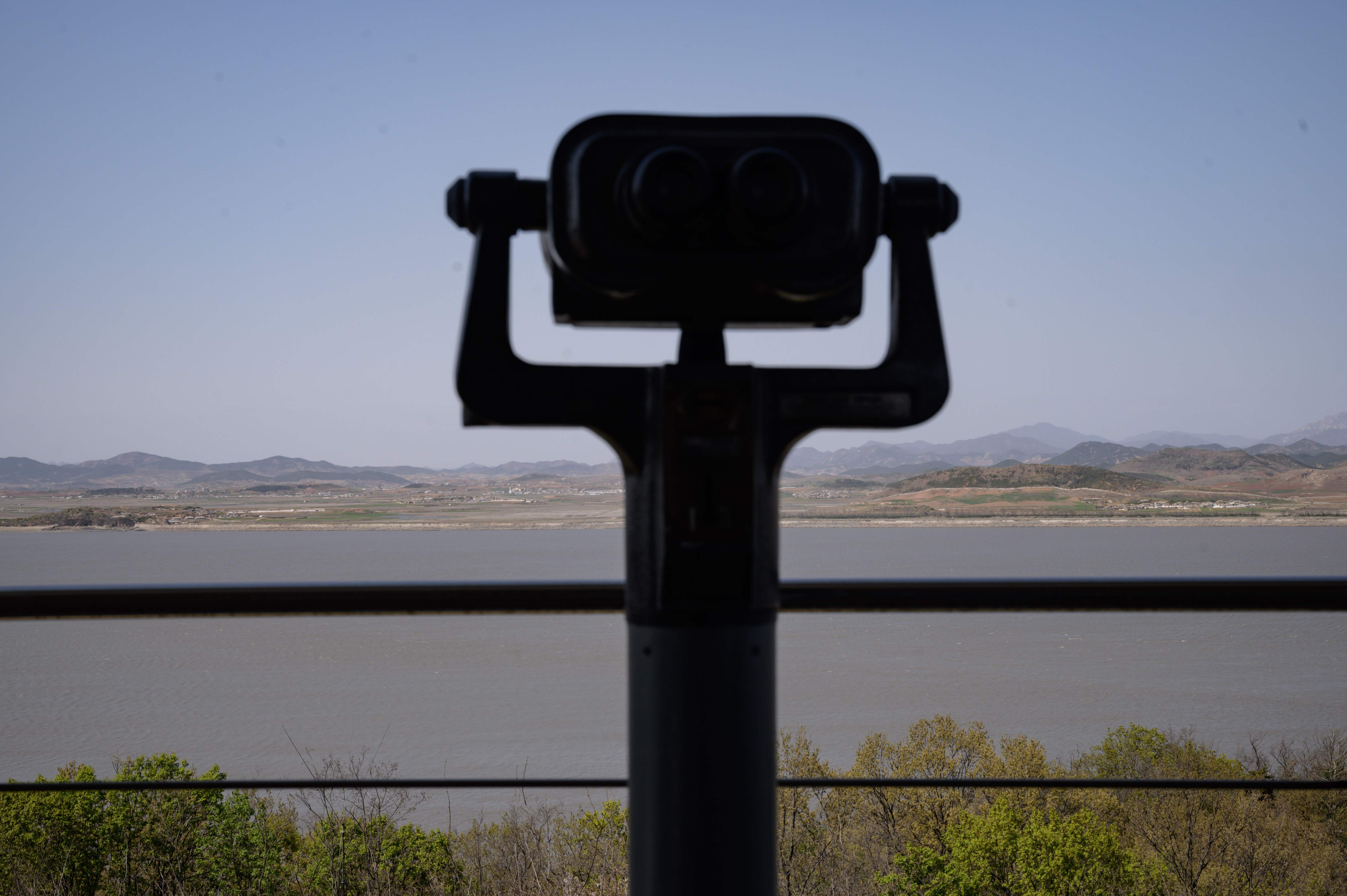 Zona Demiliterisasi (DMZ) yang memisahkan Korea Utara dan Korea Selatan.