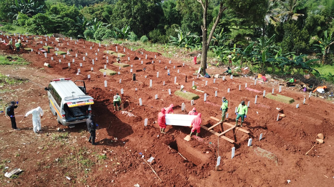 Lahan khusus jenazah korban virus korona atau covid-19 di blok AA-1 di TPU Pondok Ranggon, Jakarta Timur penuh.