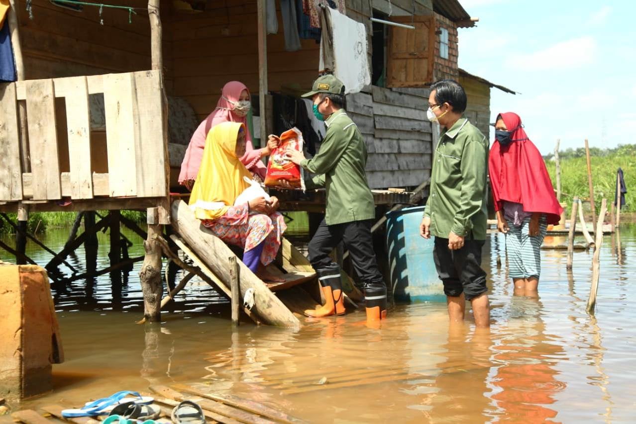 Ketua Pengcab Ikatan Sarjana Nahdatul Ulama (ISNU) Kota Palembang membagikan 2.700 paket sembako kepada guru, ustaz, ustazah di 18 Kecamatan