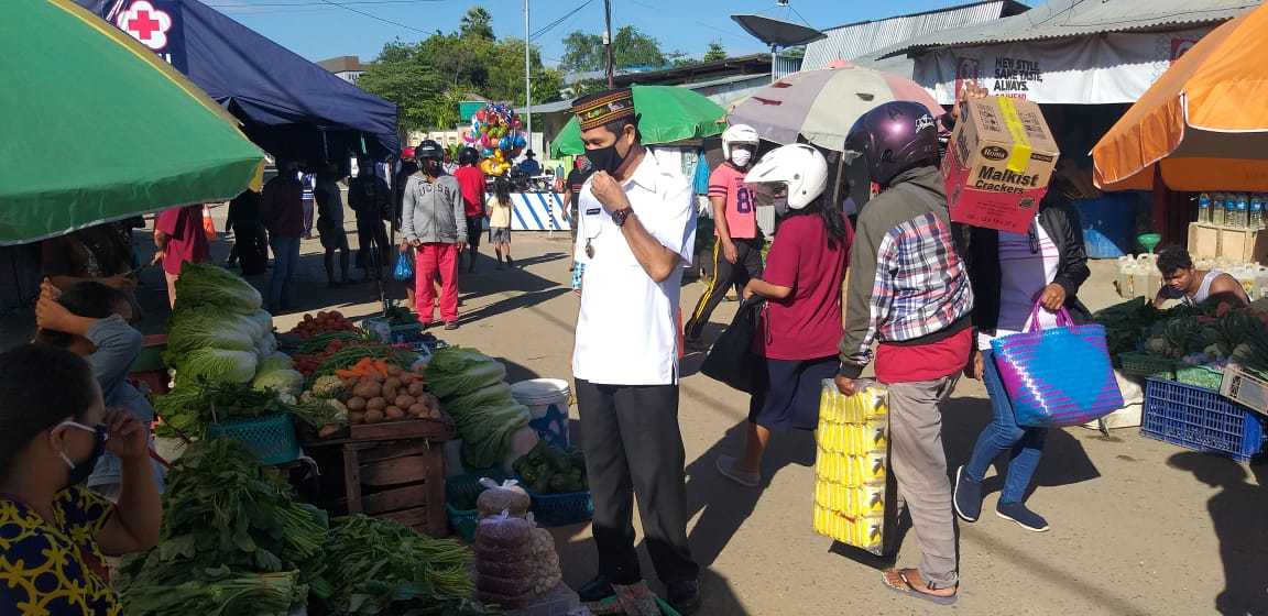 Bupati Manggarai Barat, Agustinus Dula mendadak sidak di Pasar Desa Batru Cermin dan menemukan banyak pedagang tidak memakai masker.