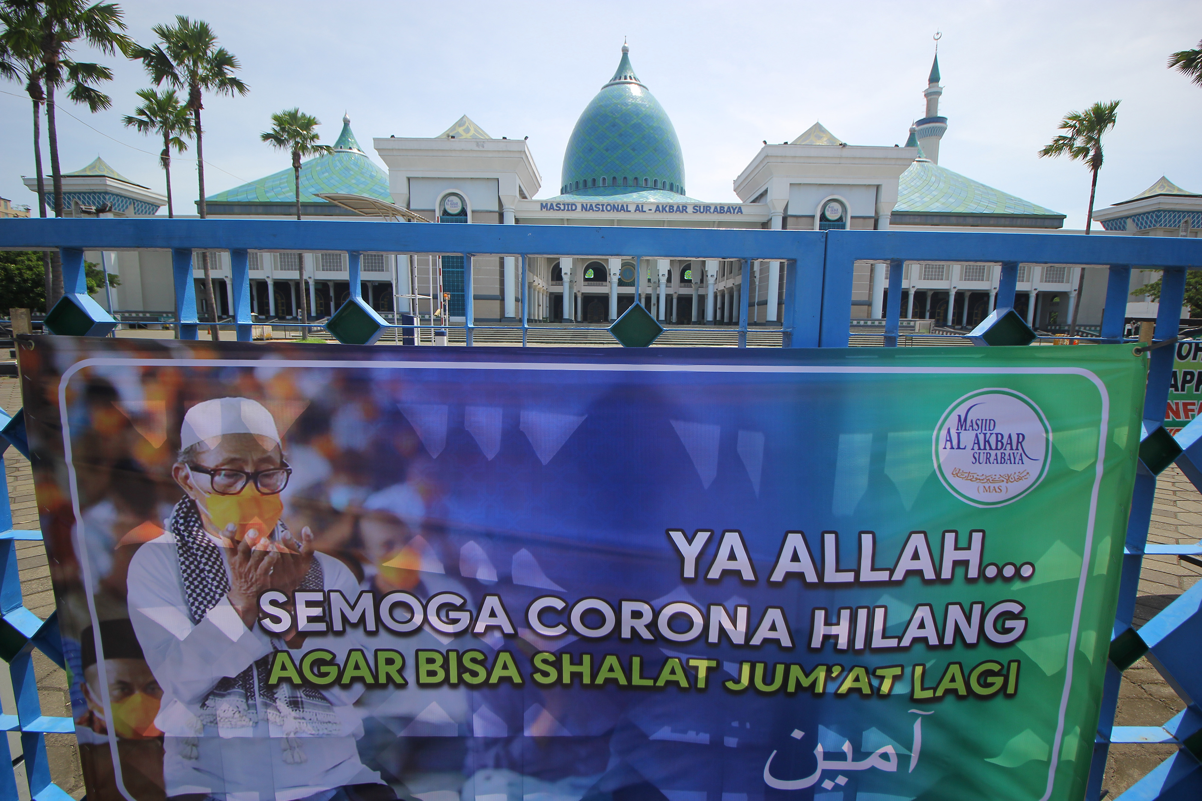 Spanduk di gerbang Masjid Al Akbar, Surabaya, Jawa Timur, Jumat (24/4).