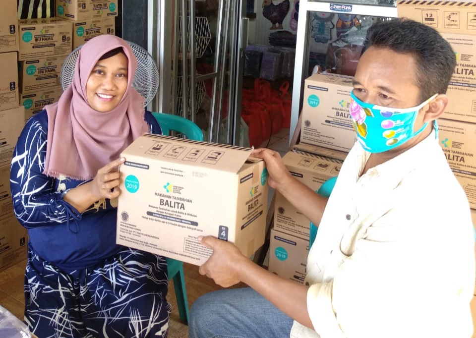 Penyandang disabilitas di di sejumlah kota bersama Mutiara Handycraft di Kebumen,membagikan sembako untuk kaum duafa