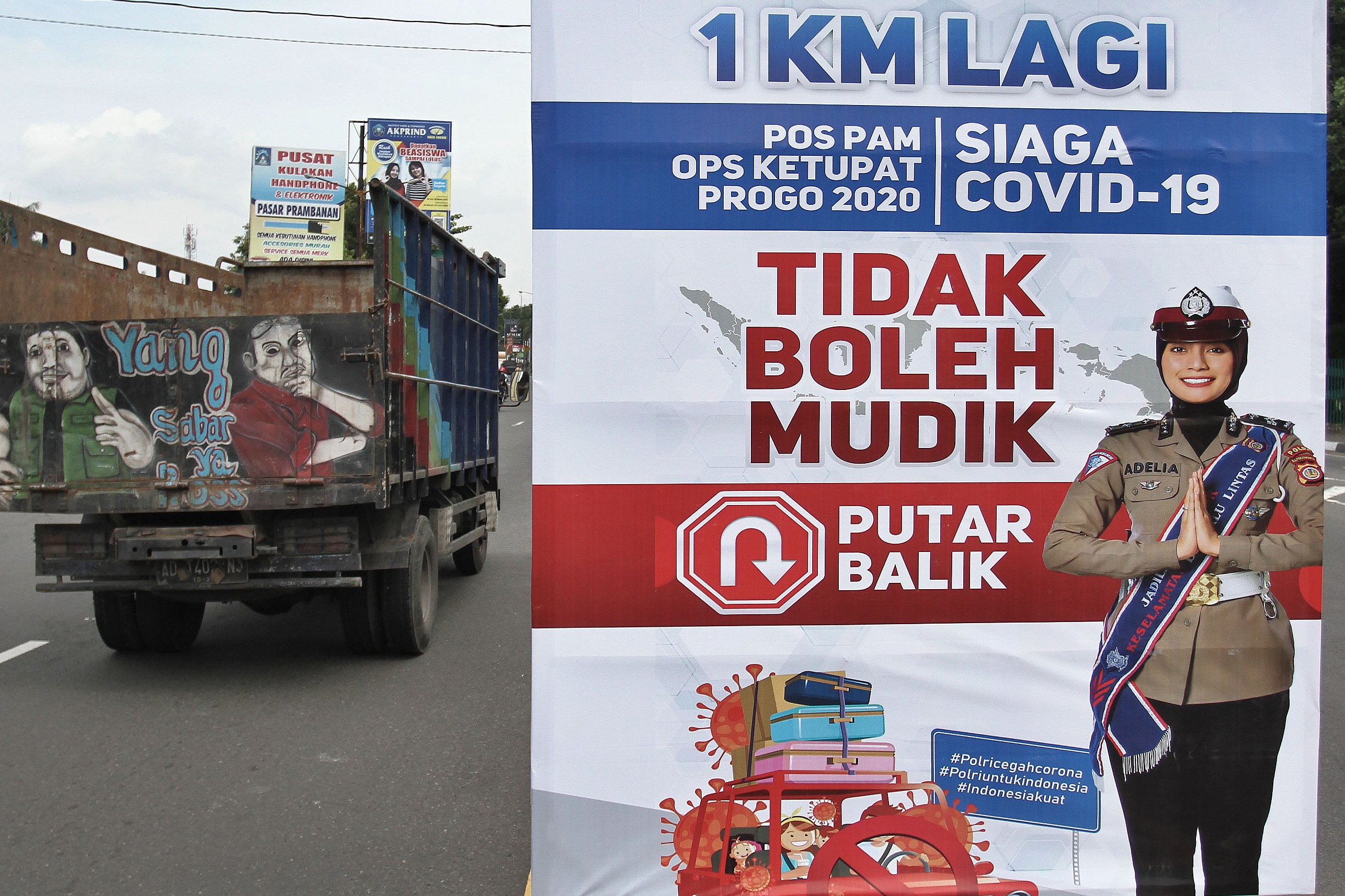 Sejumlah kendaraan di perbatasan wilayah di Prambanan, Sleman, DI Yogyakarta, Selasa (28/4).