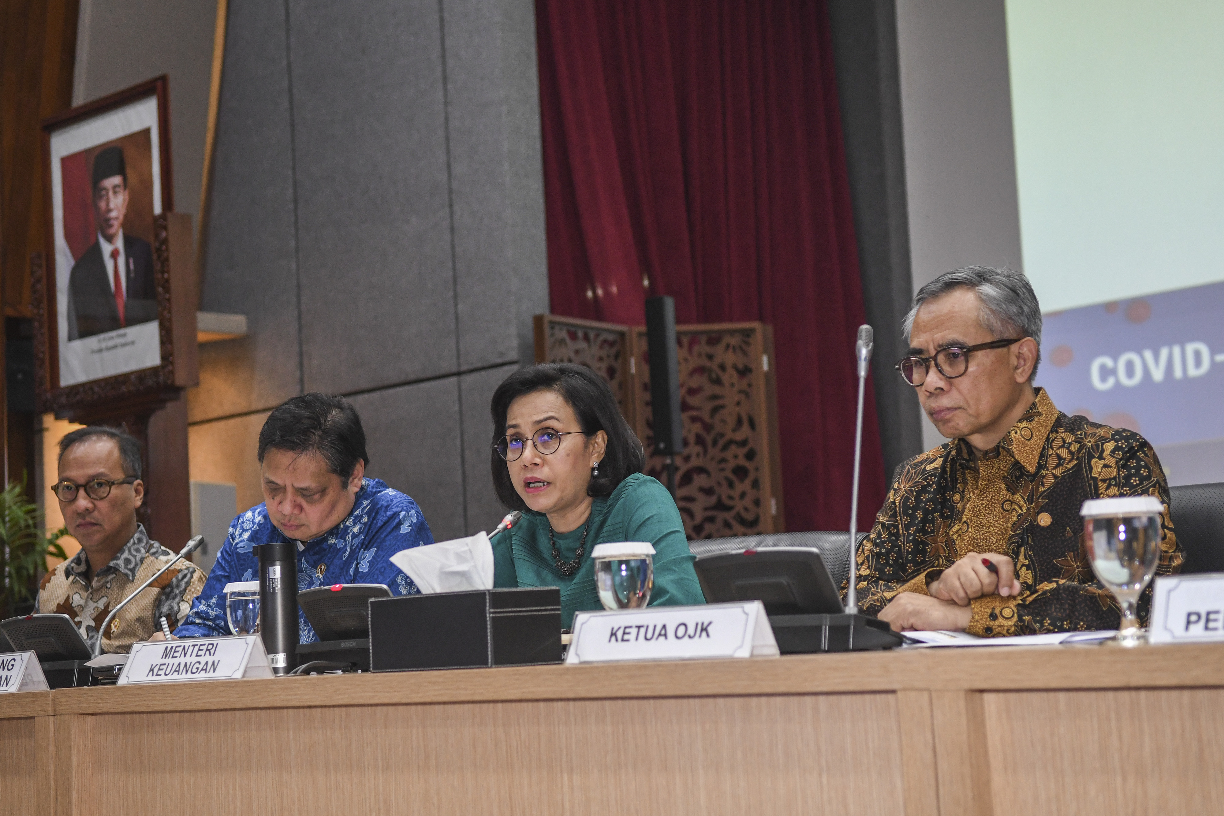  Ketua OJK Wimboh Santoso (kanan) memberikan keterangan kepada media tentang Stimulus Kedua Penanganan Dampak Covid-19.