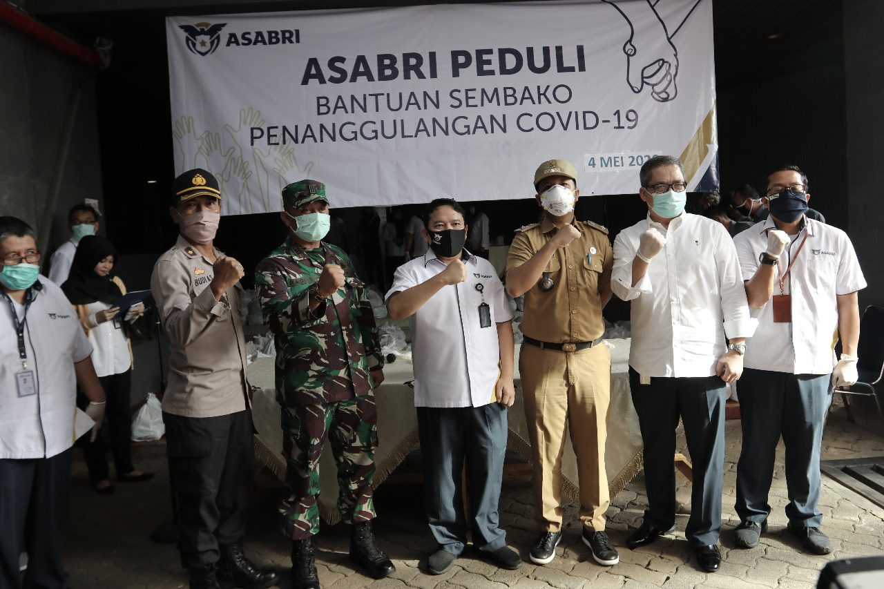 Kegiatan ASABRI Peduli dengan membagikan 1.200 paket sembako kepada peserta dan warga yang terdampak Covid-19.