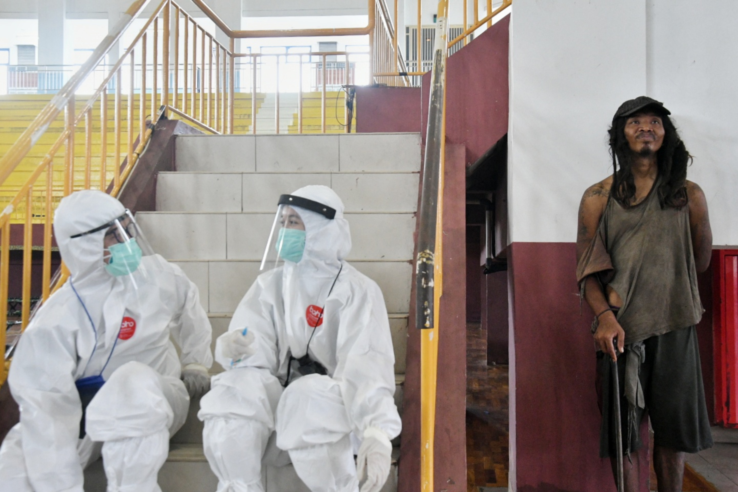 Petugas dan tunawisma di GOR Ciracas, Jakarta, Selasa (28/4).