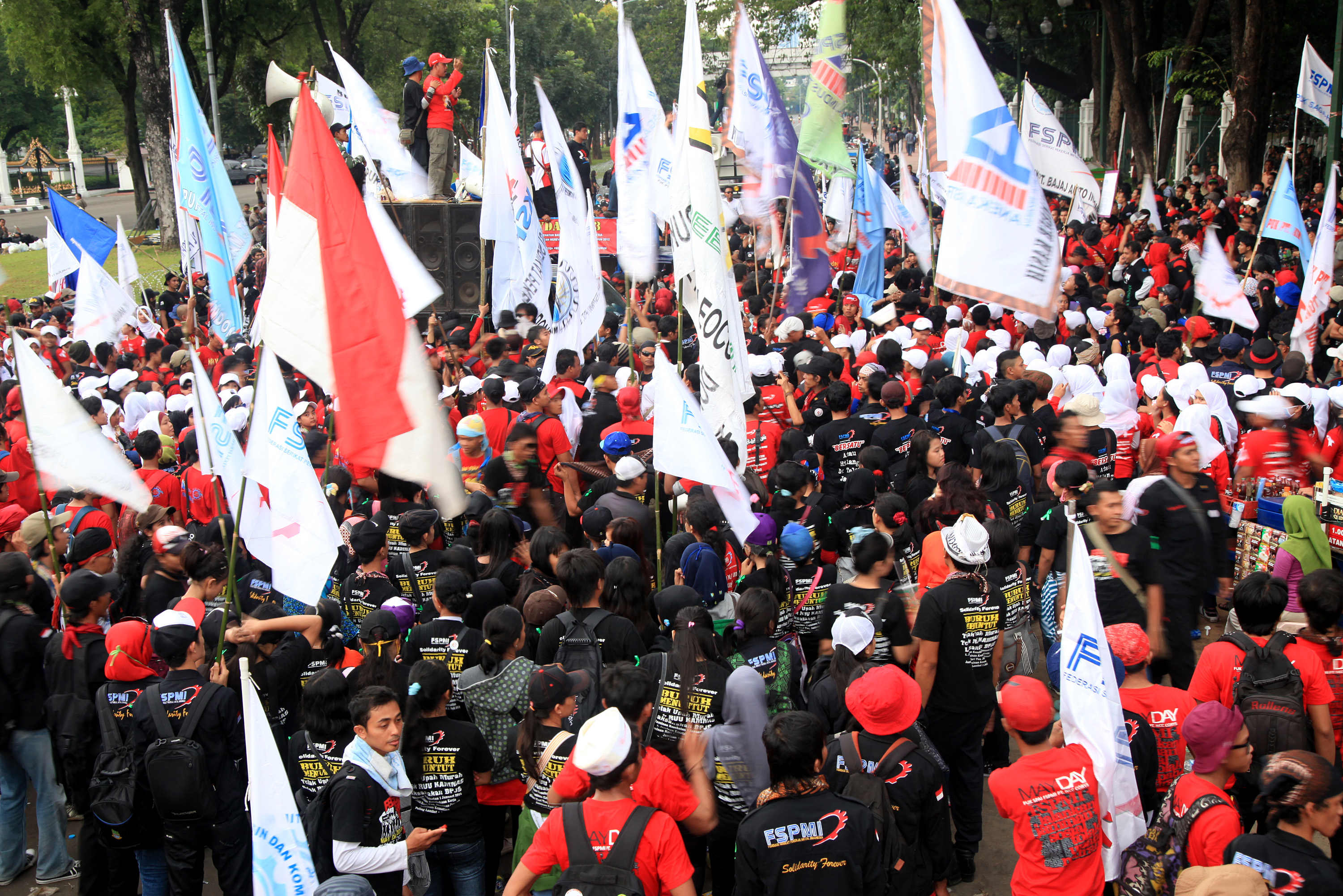 Ribuan buruh memperingati Hari Buruh se-Dunia di Depan Istana Negara, Jakarta, Rabu (1/5/19)