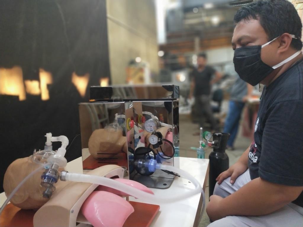 Anton Agusta, pengusaha laundry di Kebayoran Lama, Jakarta Selatan, memeragakan ventilator yang dirakit covid-19, Jumat, 17 April 2020