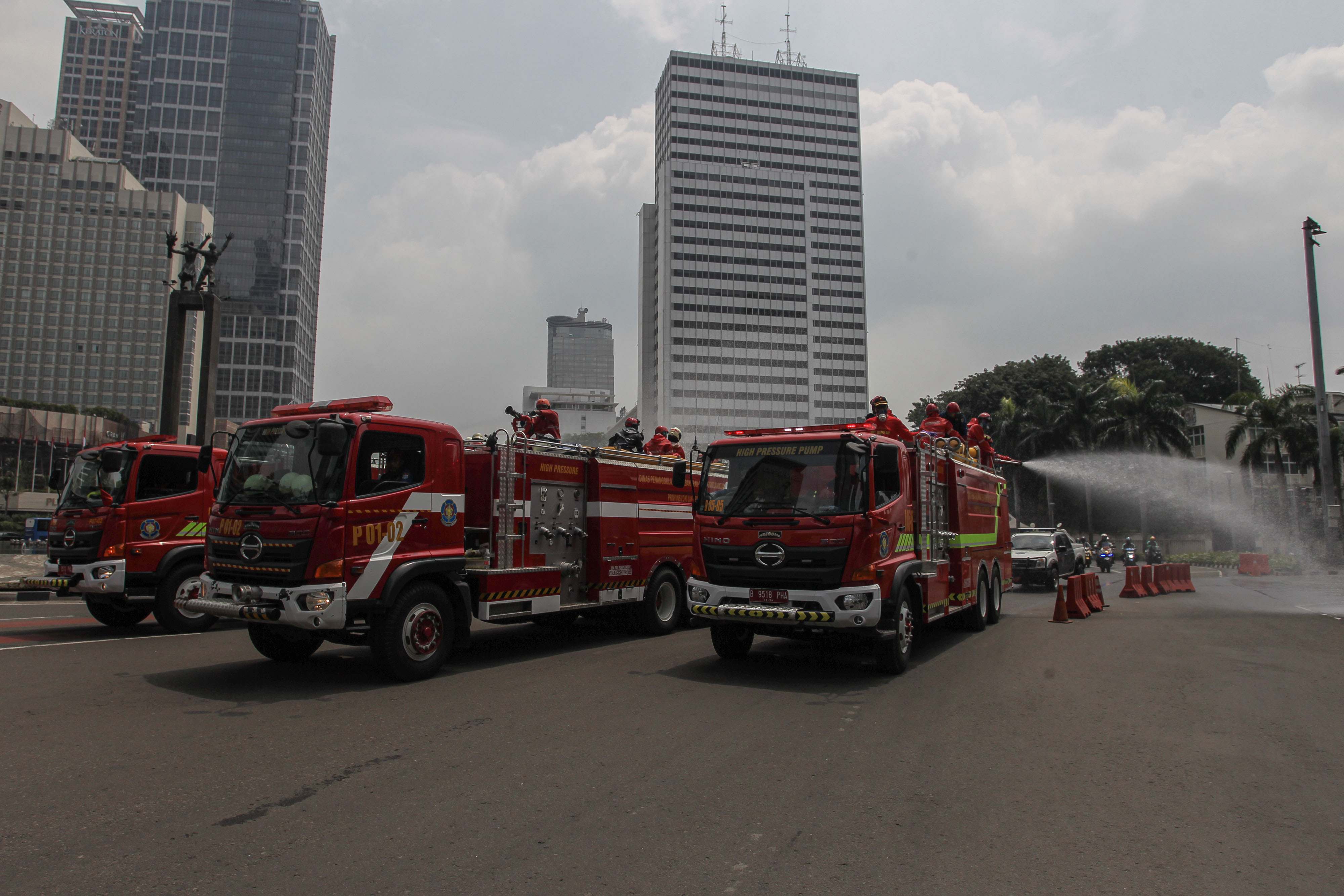 Penyemprotan disinfektan di Bundaran HI