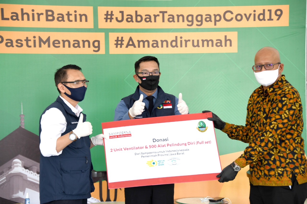 Gubernur Jabar Ridwan Kamil (tengah) menerima bantuan dari PT HM Sampoerna Tbk diwakili Kepala Urusan Eksternal Ishak Danuningrat (kanan).