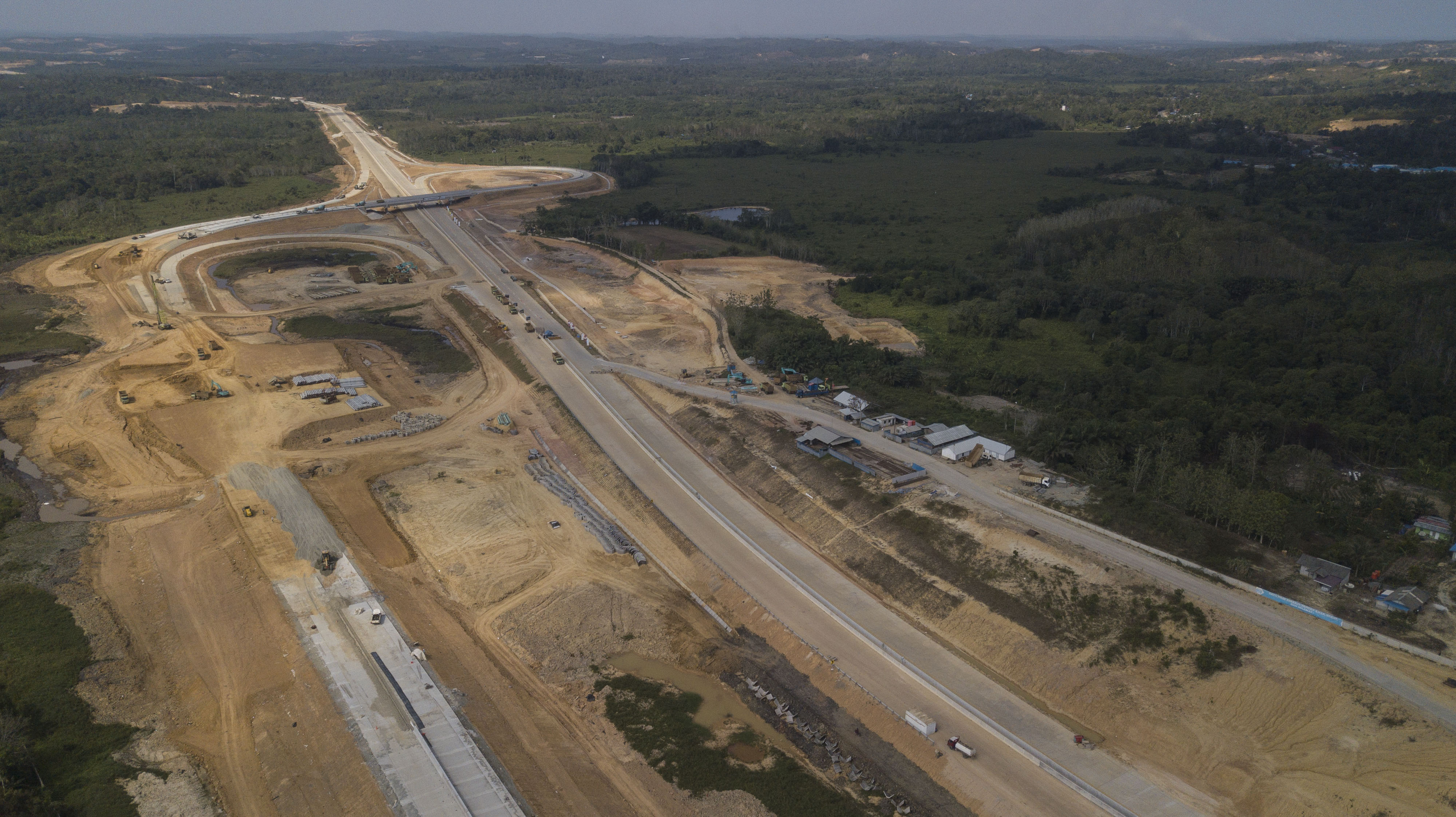 Foto aerial proyek pembangunan jalan Tol Balikpapan-Samarinda yang melintasi wilayah Samboja di Kutai Kartanegara, Kalimantan Timur.