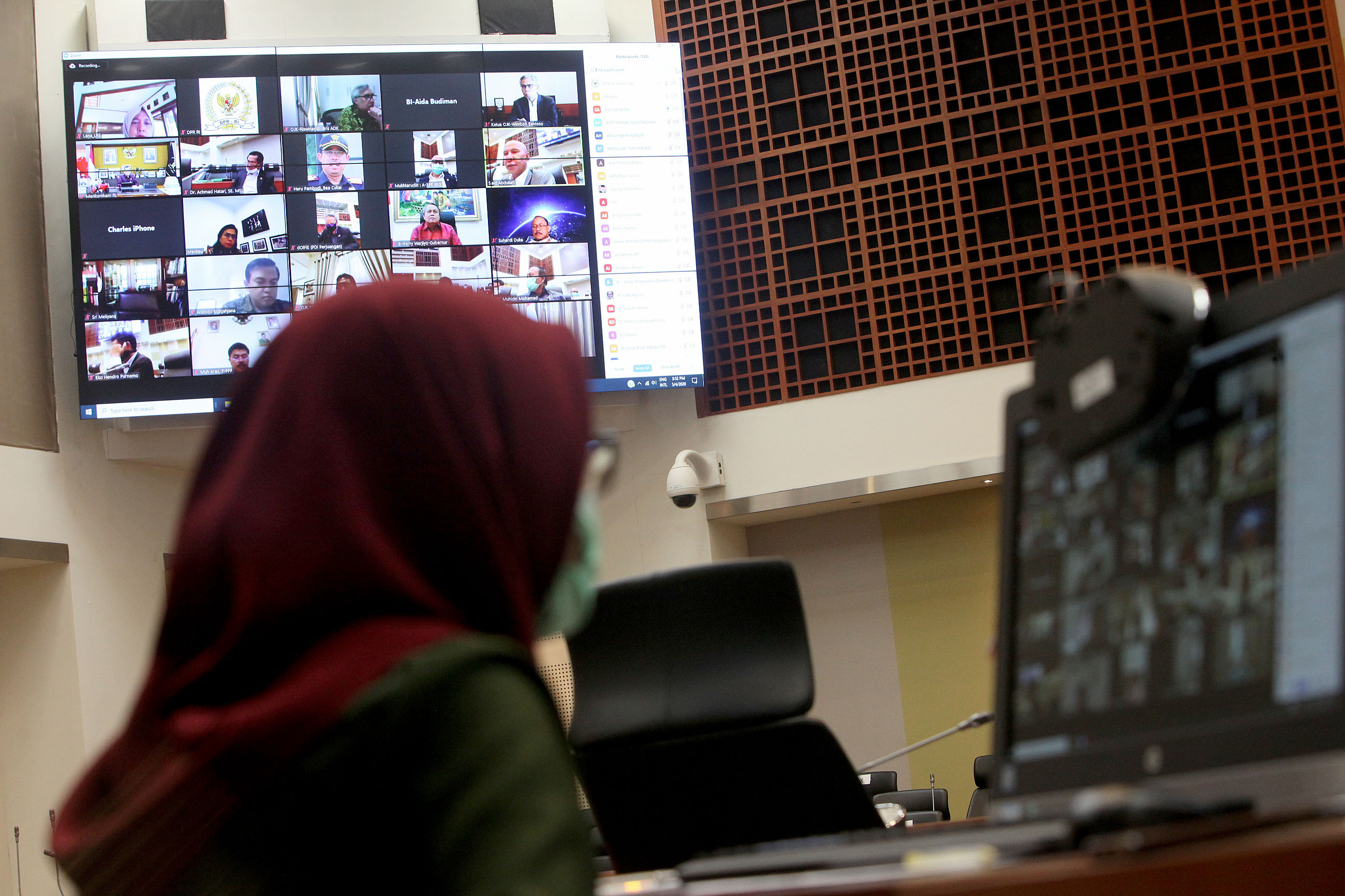 Suasana rapat kerja antara Kementerian Keuangan bersama Kementerian Hukum dan HAM dengan Badan Anggaran secara virtual.