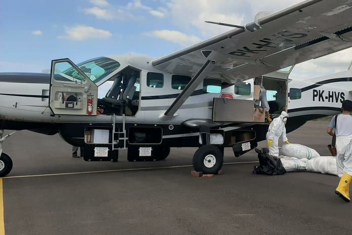 Pesawat yang dicarter untuk menjemput sampel tes swab di sejumlah kabupaten di NTT.