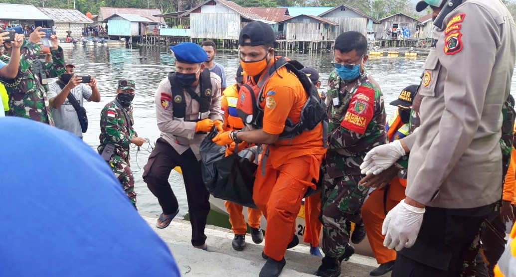 Proses Evakuasi jenazah pilot MAF berkebangsaan Amerika, Joice Lin dari dasar Danau Sentani, Jayapura, Papua.